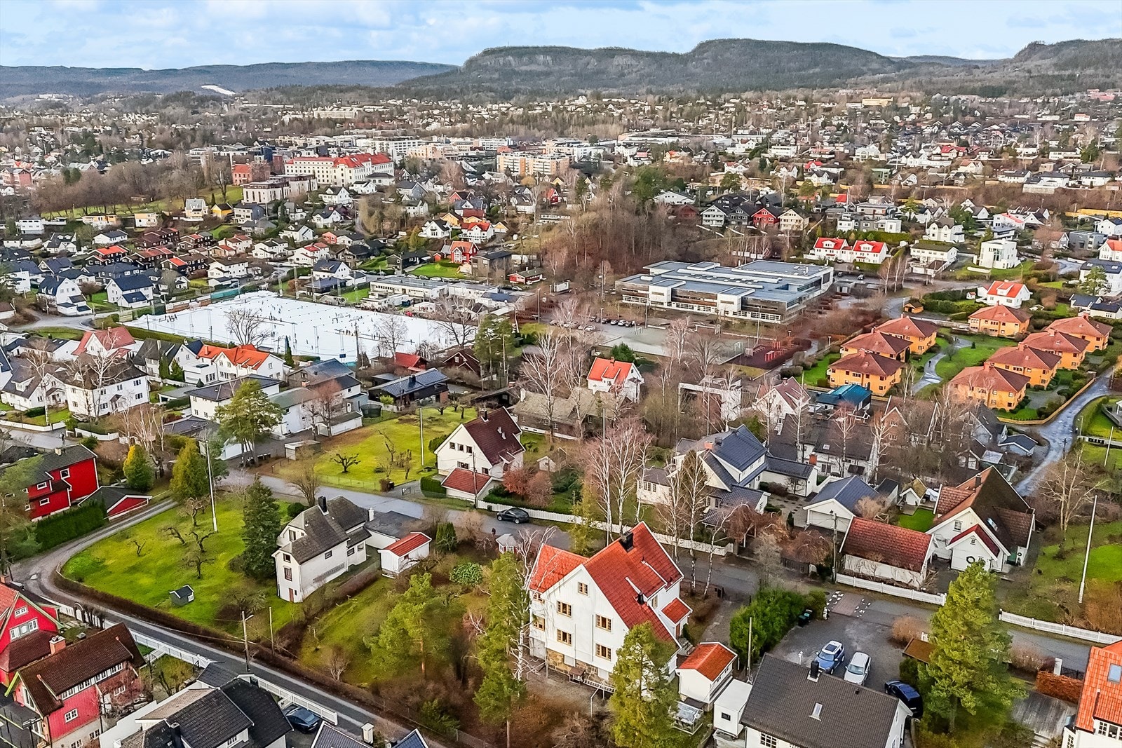 Ypperlig beliggenhet for barnefamilier, med nærhet til bla. skoler, hverdagsfasiliteter og aktitivtetsmuligheter. Galleribilde