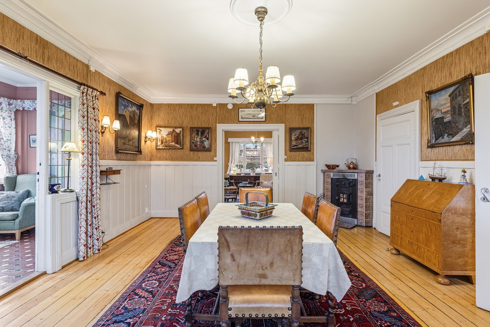 Stuene gir rom for å møblere i flere soner, som dagligstue og spisestue i hver sin del. Galleribilde