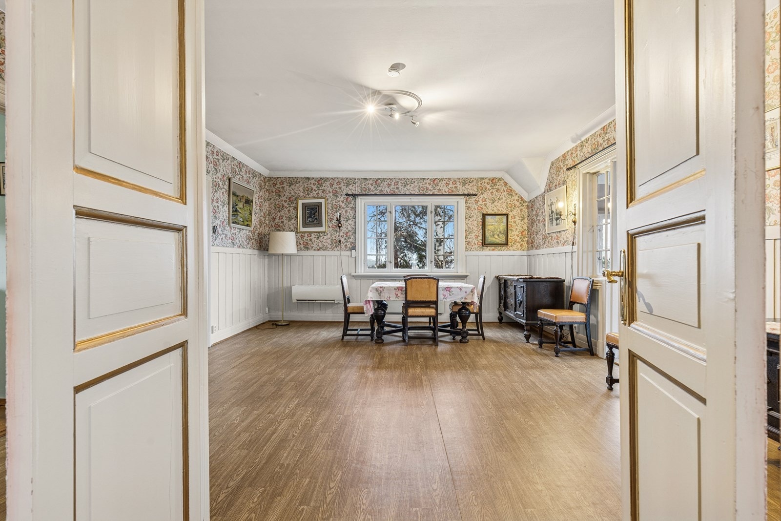 Staselig adkomst via de doble dørene. Galleribilde