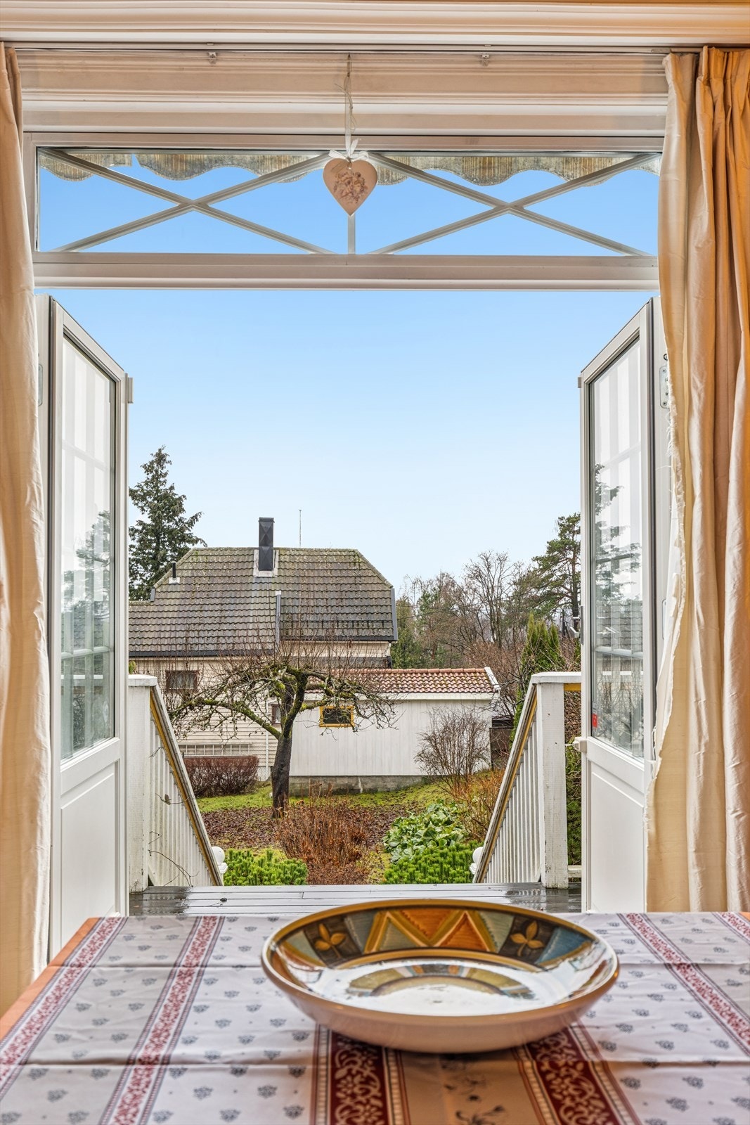 Utenfor stuen i første etasje har du sør-vestvendt terrasse på 9 kvm, som leder deg videre ut i hagen. Galleribilde