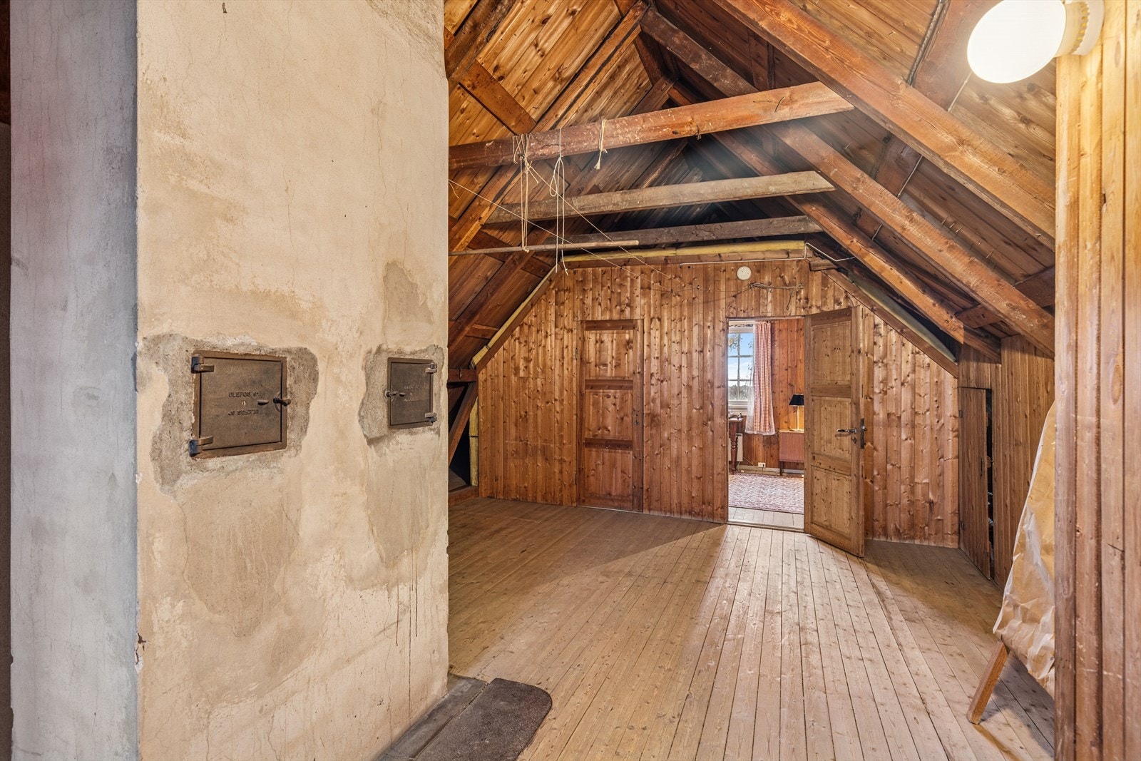 Loftet har rikelig med plass for oppbevaring. Galleribilde