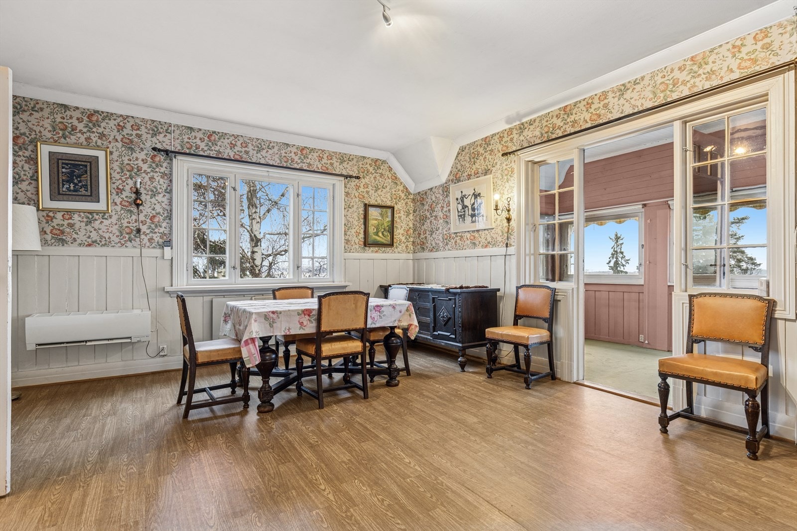 Stuene i begge plan, nyter godt av de store vindusflatene som gir godt med dagslys og her også en flott utsikt mot fjorden. Galleribilde