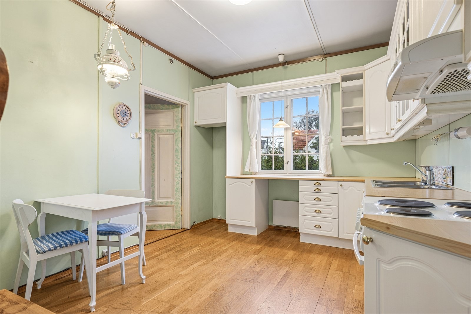 Kjøkkenet i andre etasje har gjennomgående løsning med adkomst fra trapperom og stue. Galleribilde