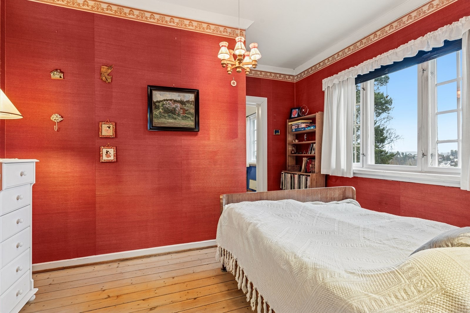 Det er fire gode soverom i boligen, hvor to av dem ligger i første etasje. Galleribilde