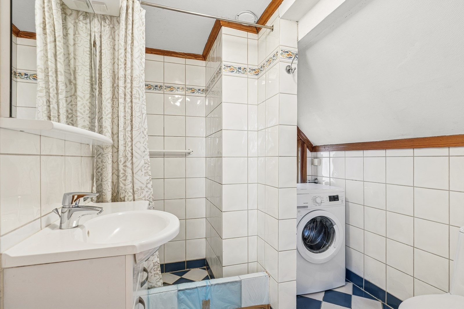 Flislagt baderom med gulvvarme, som kombineres med vaskerom. Galleribilde