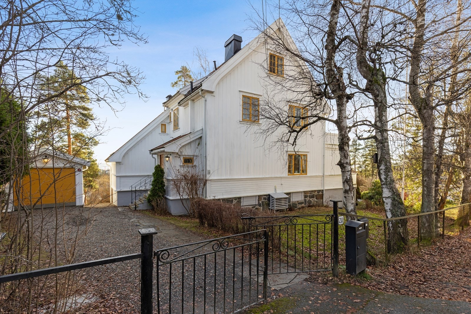 God plass til parkering, både i innkjøringen og i garasjer. Galleribilde