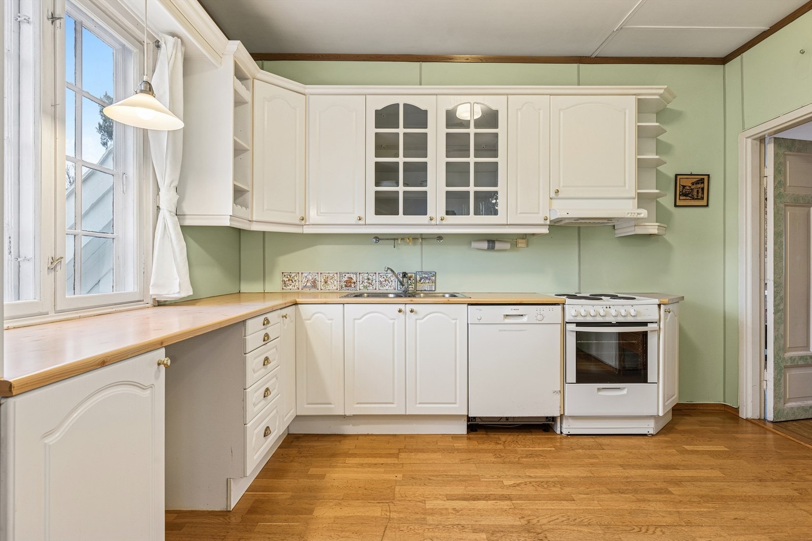 De hvitevarer som står i boligen på visningstidpunktet vil også medfølge i handelen. Galleribilde