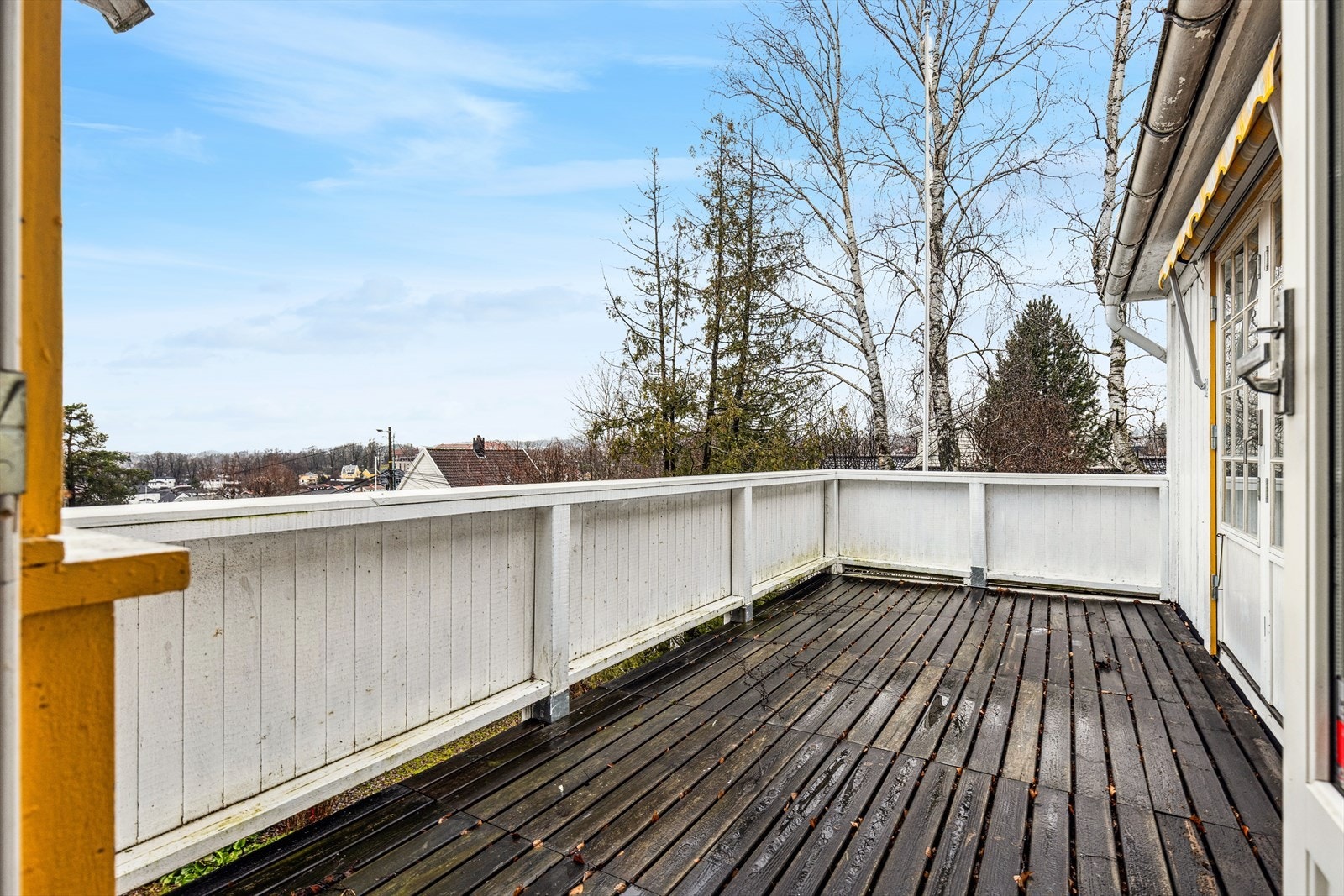 Sør-vestvendte terrasse på 12 kvm, utenfor vinterhagen. Galleribilde