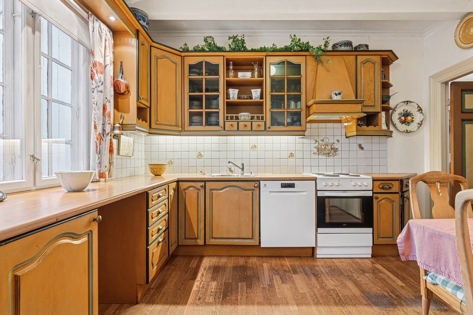 Kjøkkenet har en gjennomgående løsning med rom for egen spiseplass. Galleribilde