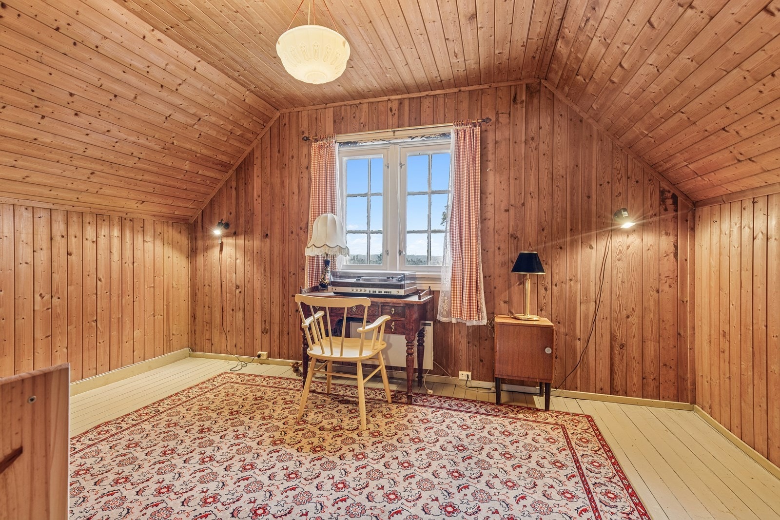 Rom på loftet er innredet som kontor, se punkt ferdigattest. Galleribilde