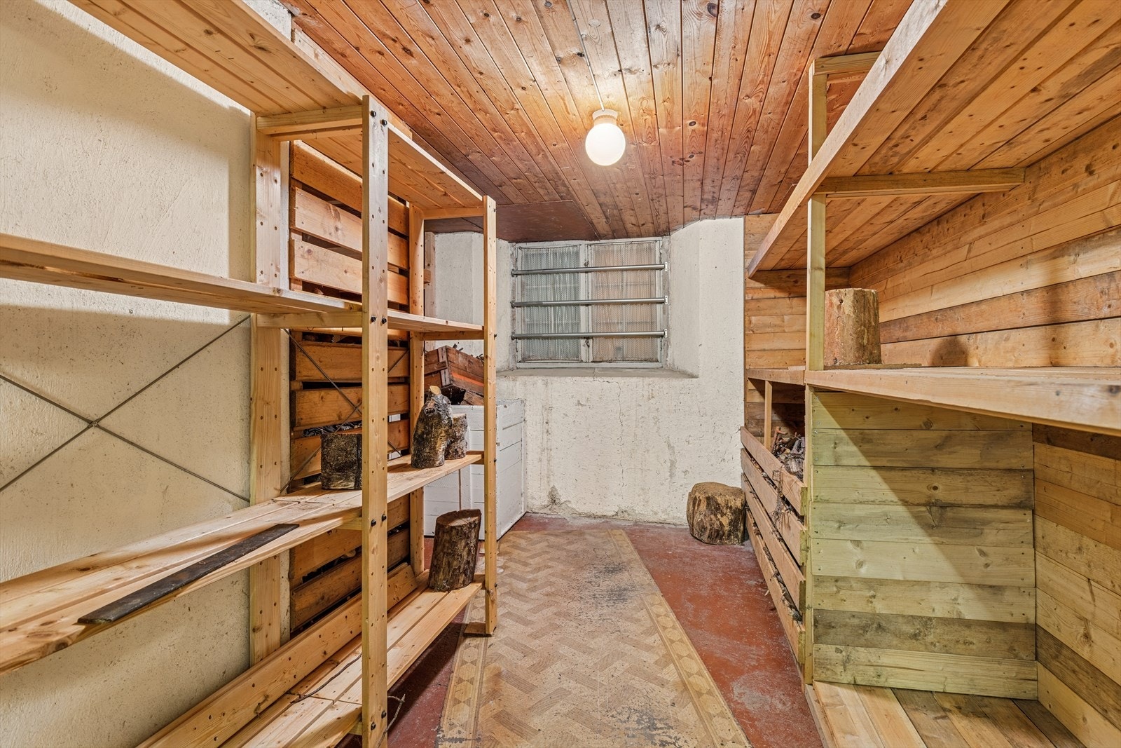 Kjeller med godt av lagrinsplass. Galleribilde