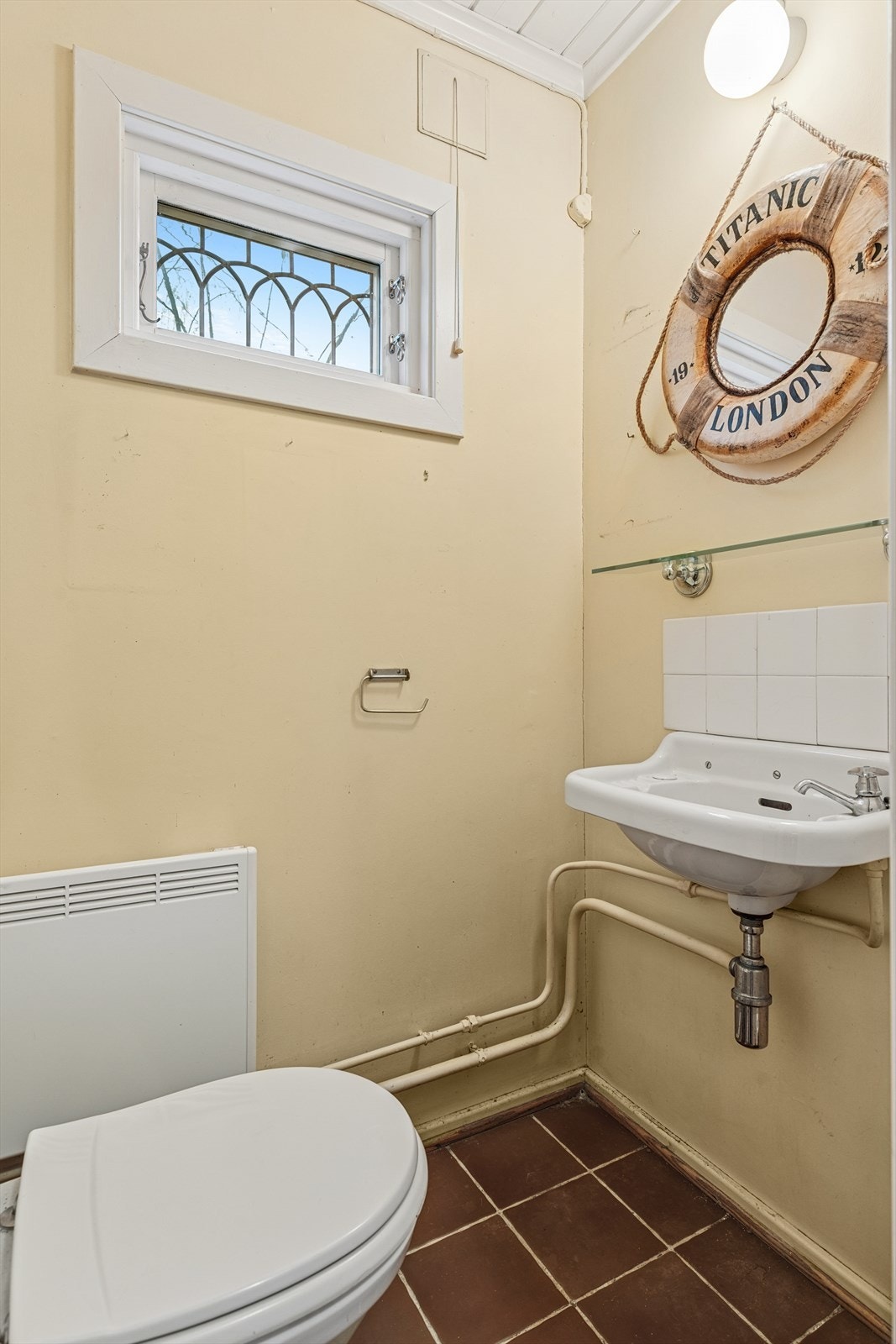 Eget toalettrom med praktisk adkomst fra entréen. Galleribilde