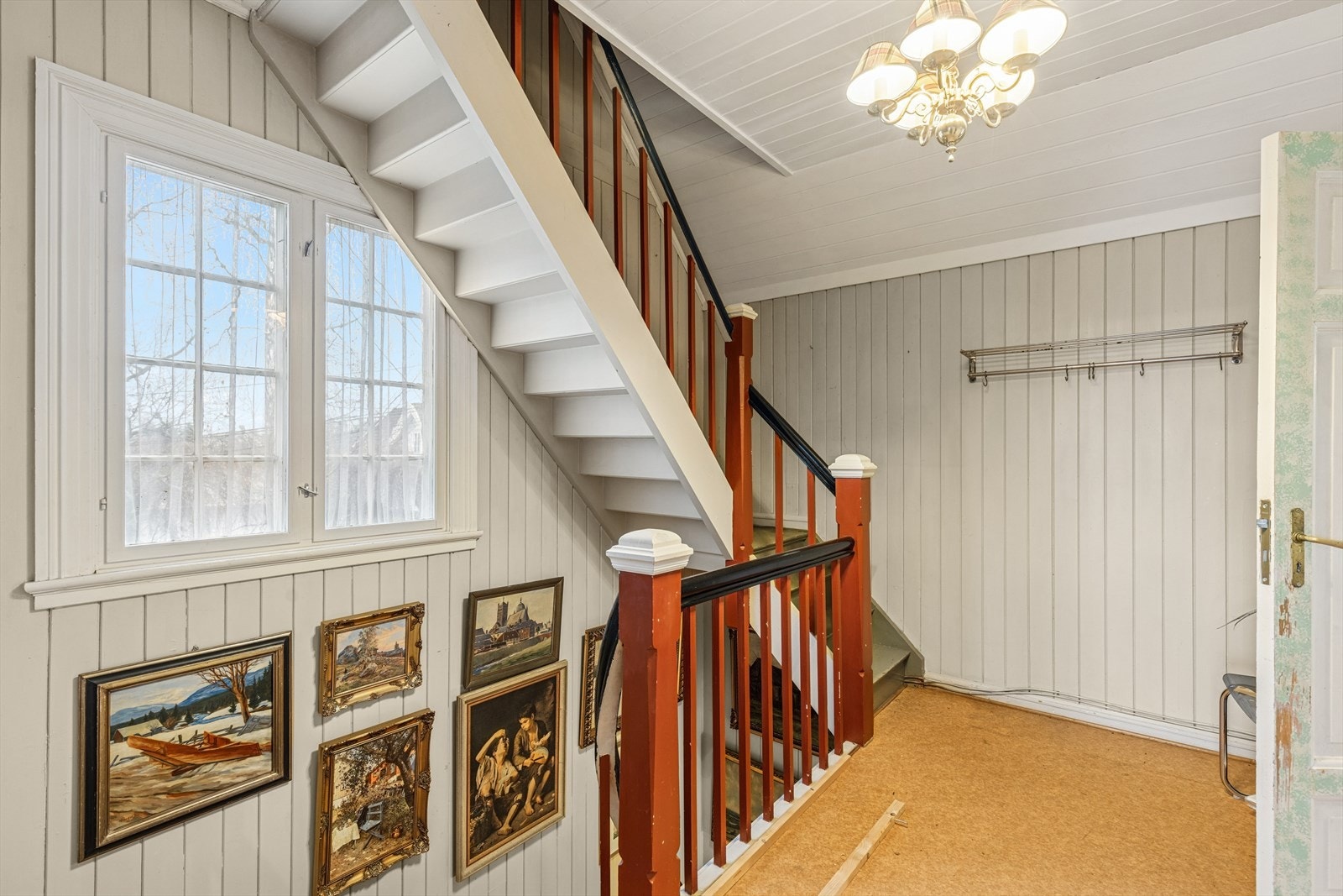 Trapperom med lyse overflater som leder deg opp til andre etasje og videre opp på loftet. Galleribilde