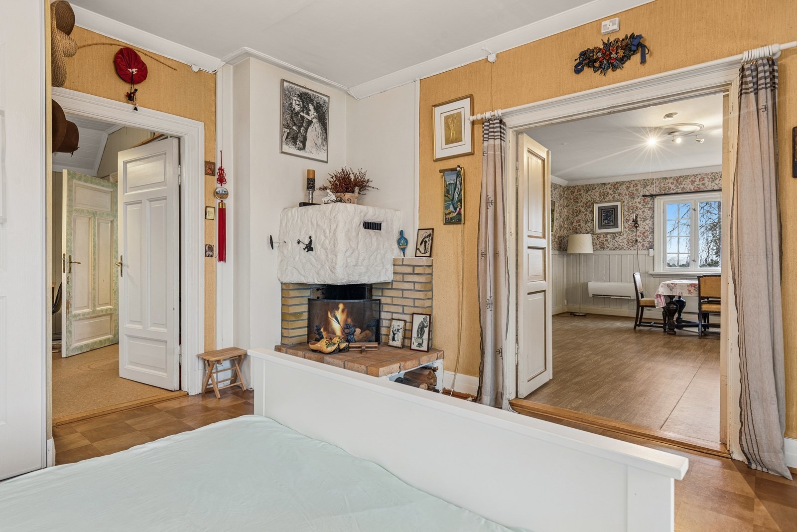 Soverommet egner seg godt til benyttelse som stue, da det er adkomst fra trapperom, egen peis og utgang til terrasse. Galleribilde