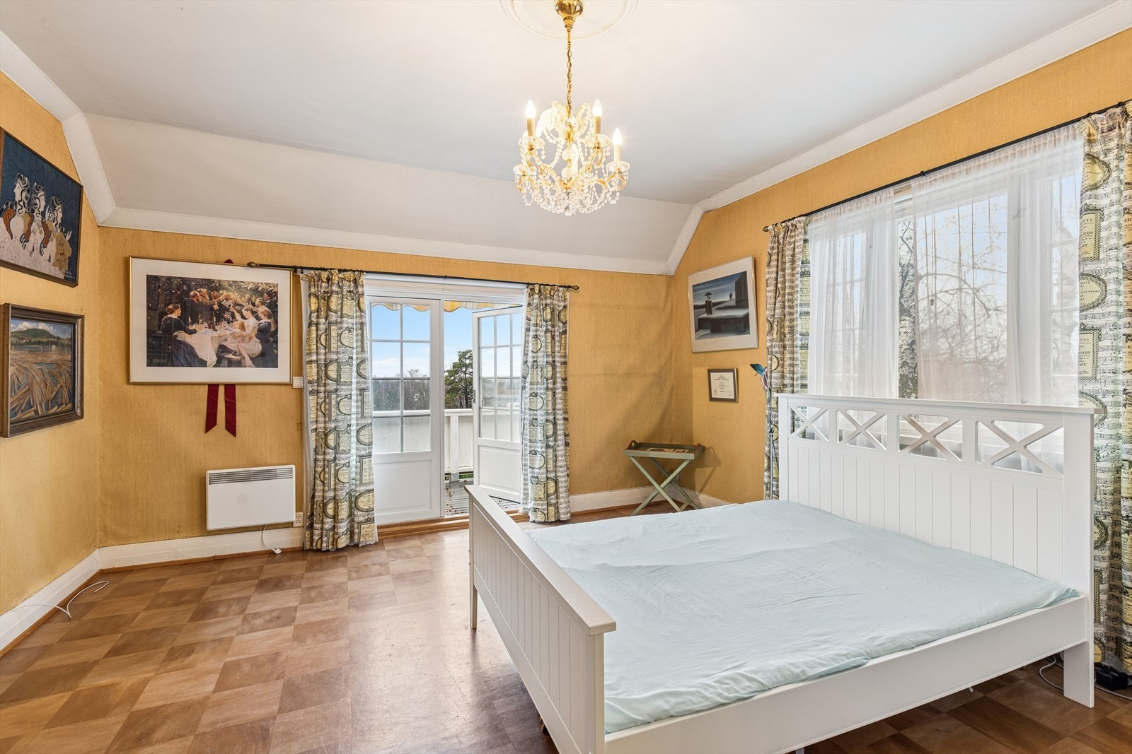 Ett soverom har egen utgang til terrassen. Galleribilde