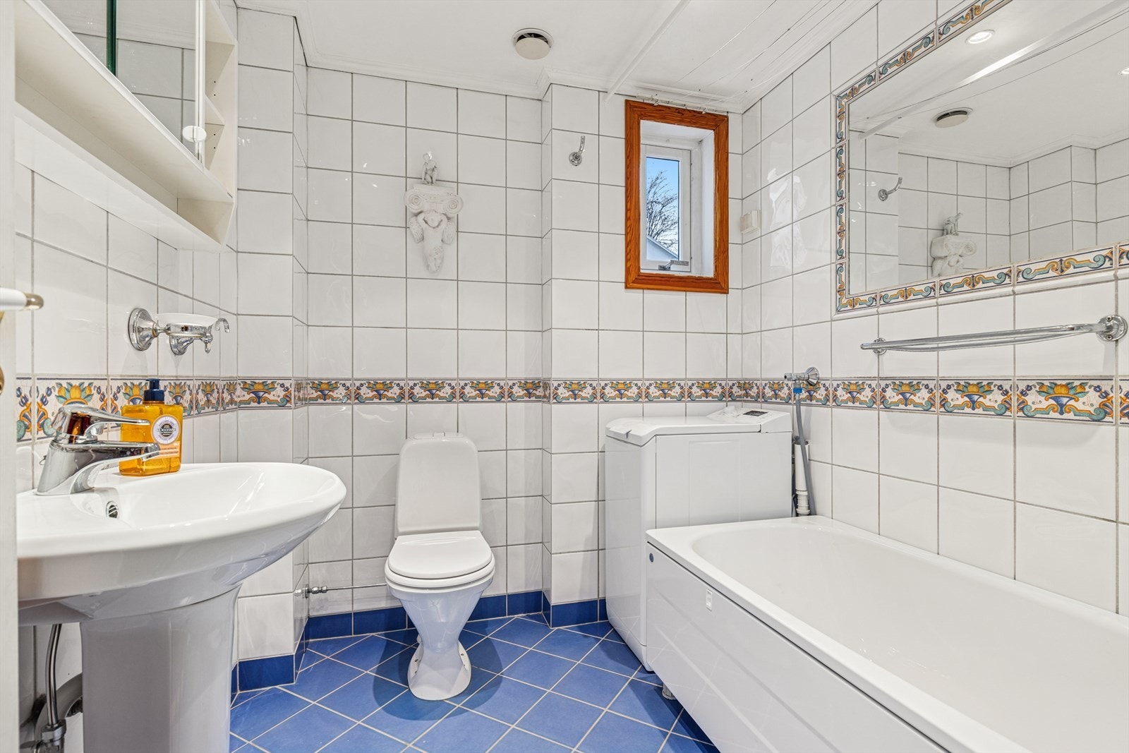 Flislagt baderom med gulvvarme, som var nytt i 1998. Galleribilde