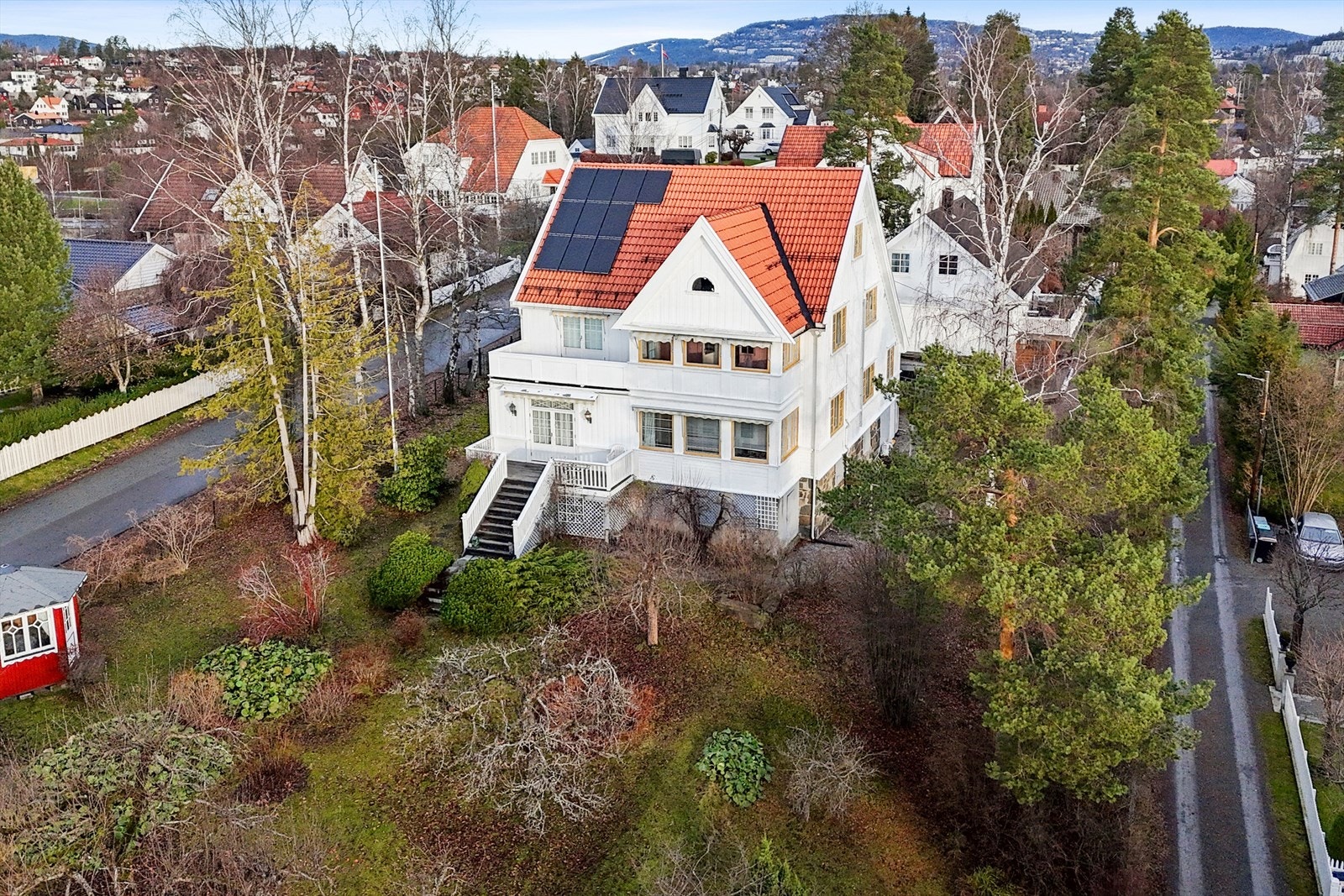 Sjarmerende villa med klassisk preg og en fantastik hage, i populært område på Jar. Galleribilde