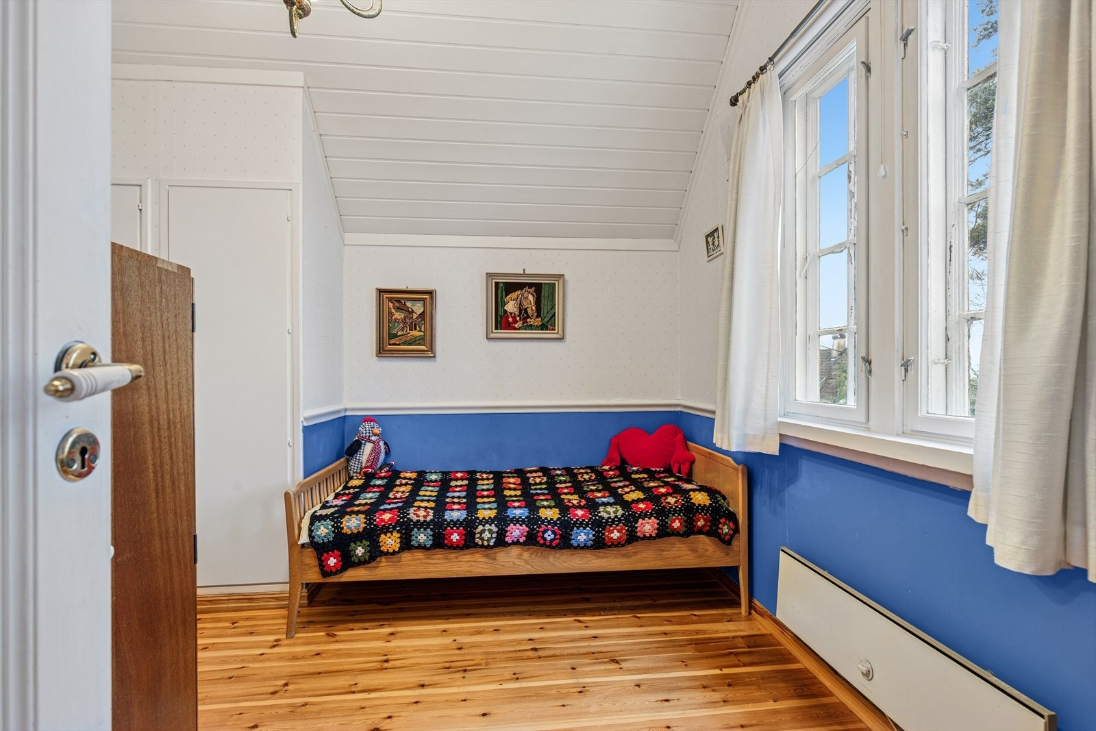 Store vinduer gir godt med naturlig lys i rommene. Galleribilde