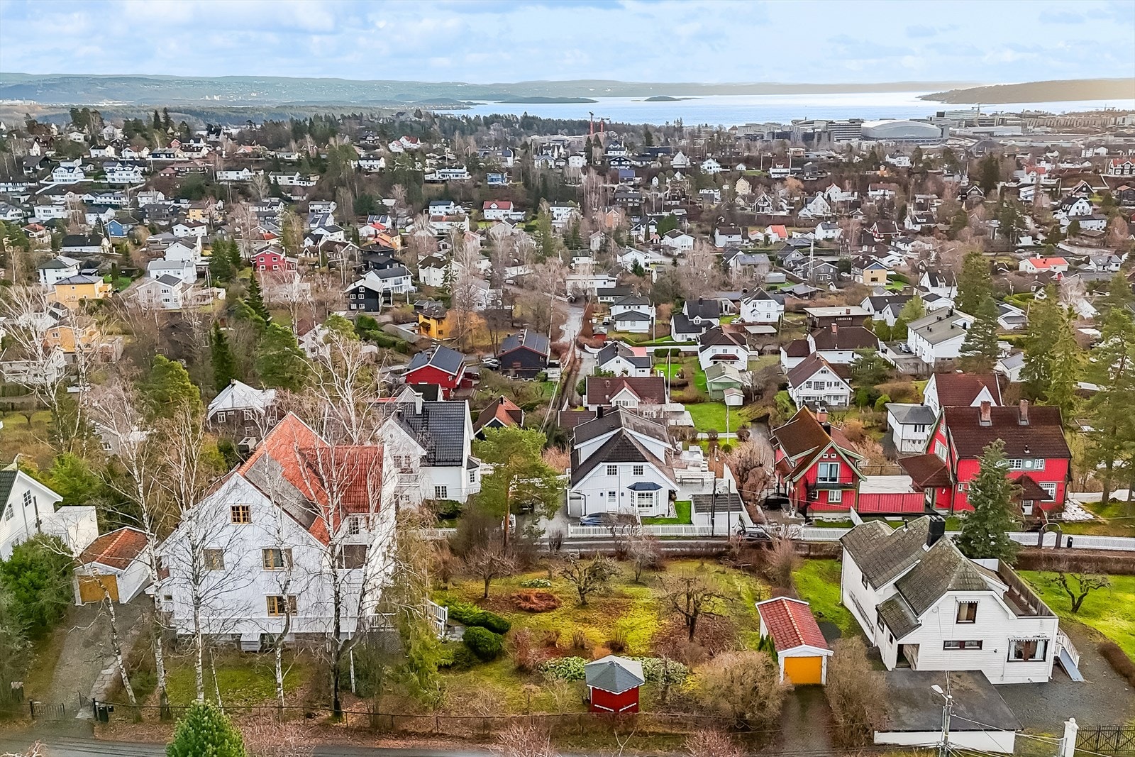 Eiendommen ligger skjermet og tilbaketrukket i et meget attraktivt villaområde. Galleribilde
