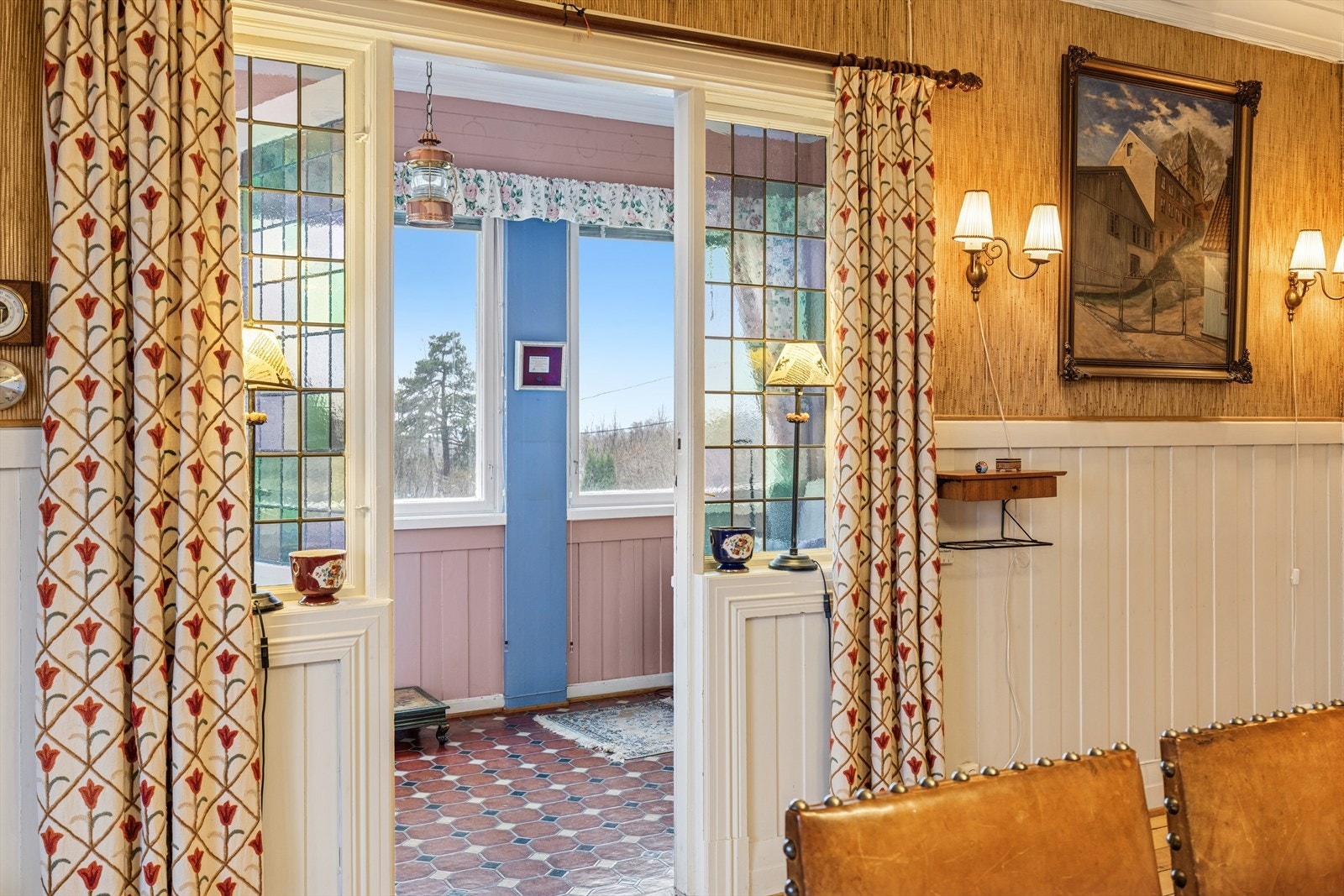 Fra spisestuen kommer du ut i vinterhagen. Galleribilde