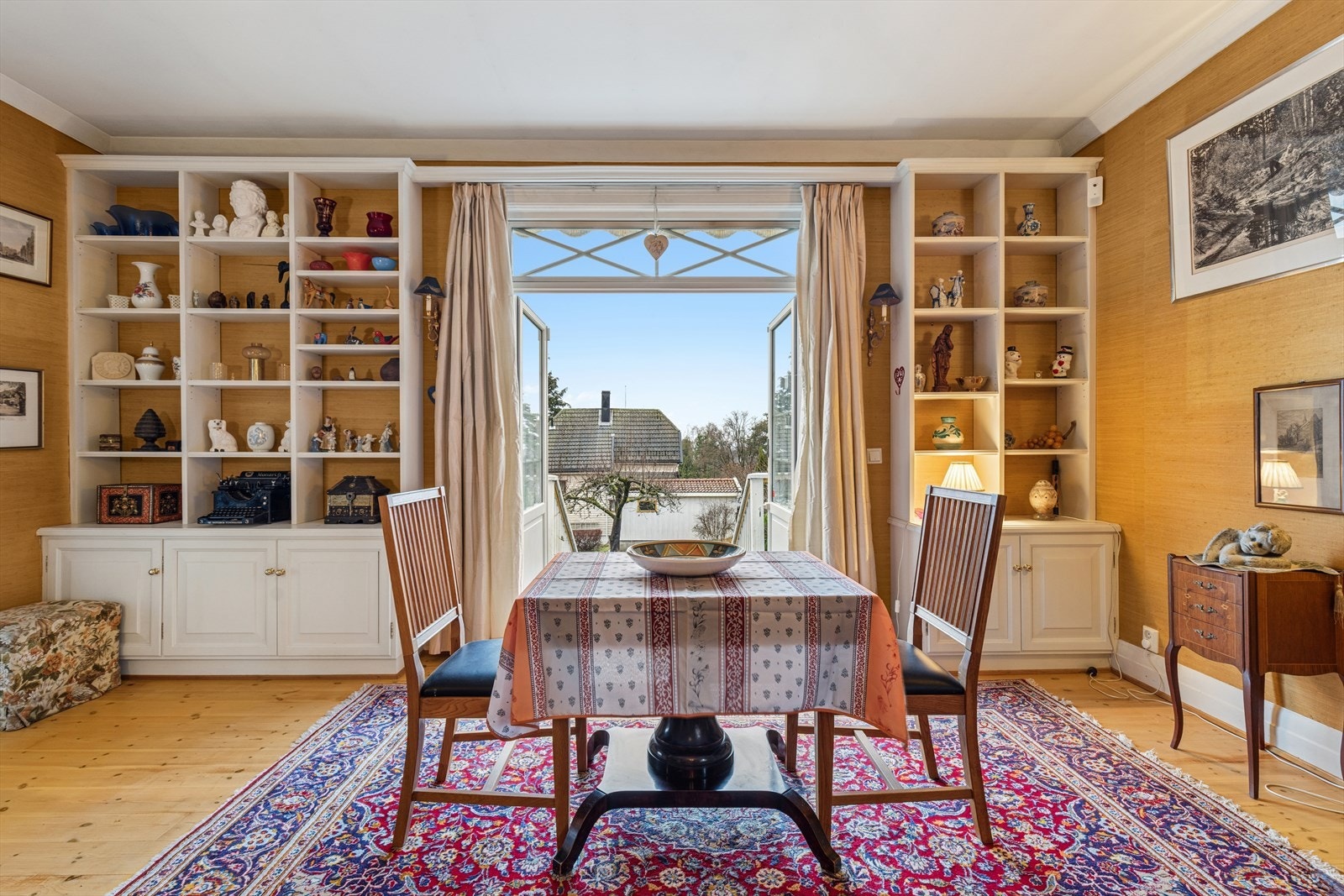 Boligen egner seg godt til storfamilien/ generasjonsbolig, da boligen er innredet i første og andre etasje som boenheter. Galleribilde