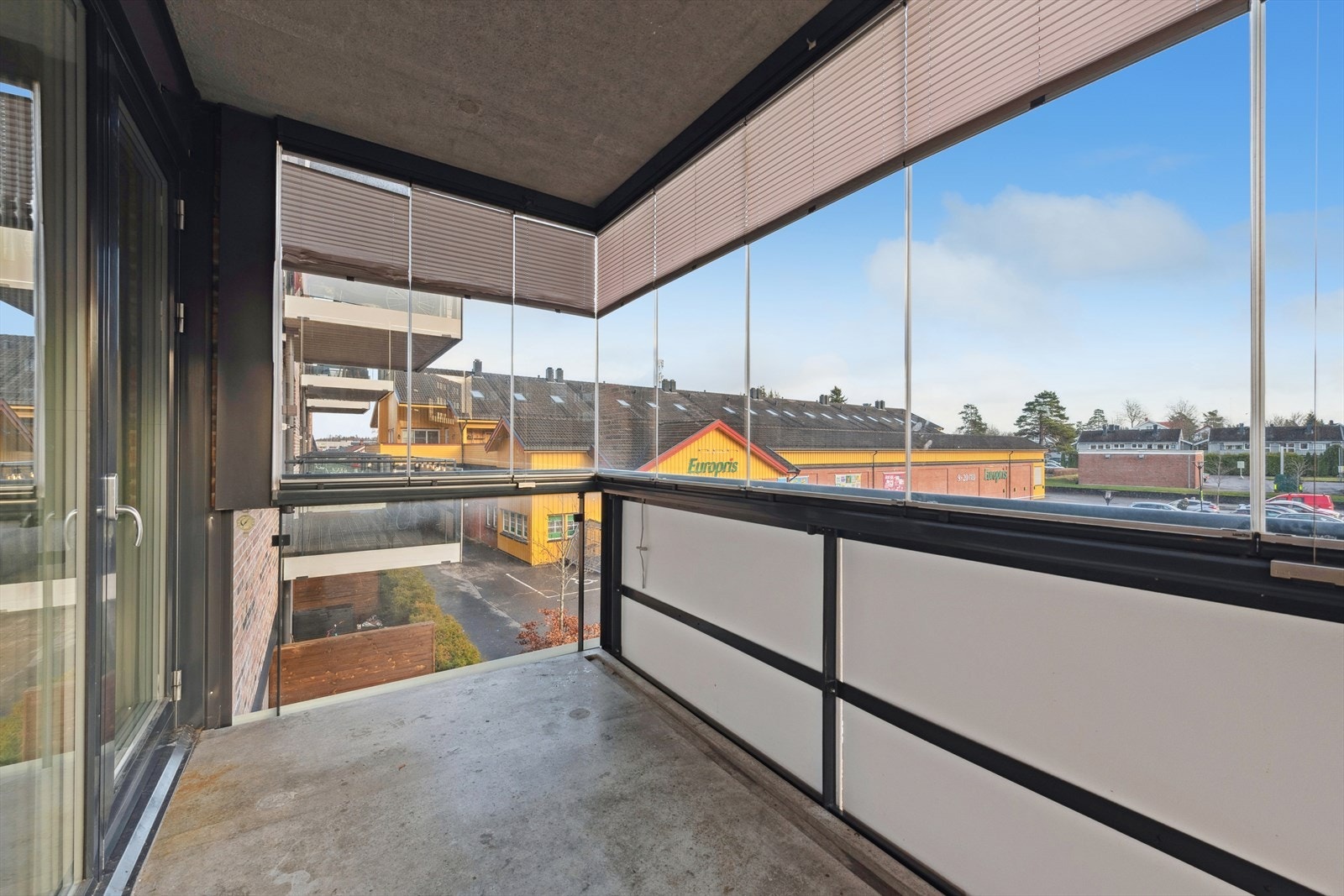 Her er det god plass til å sette utemøblene sine og virkelig nyte de herlige omgivelsene. Galleribilde