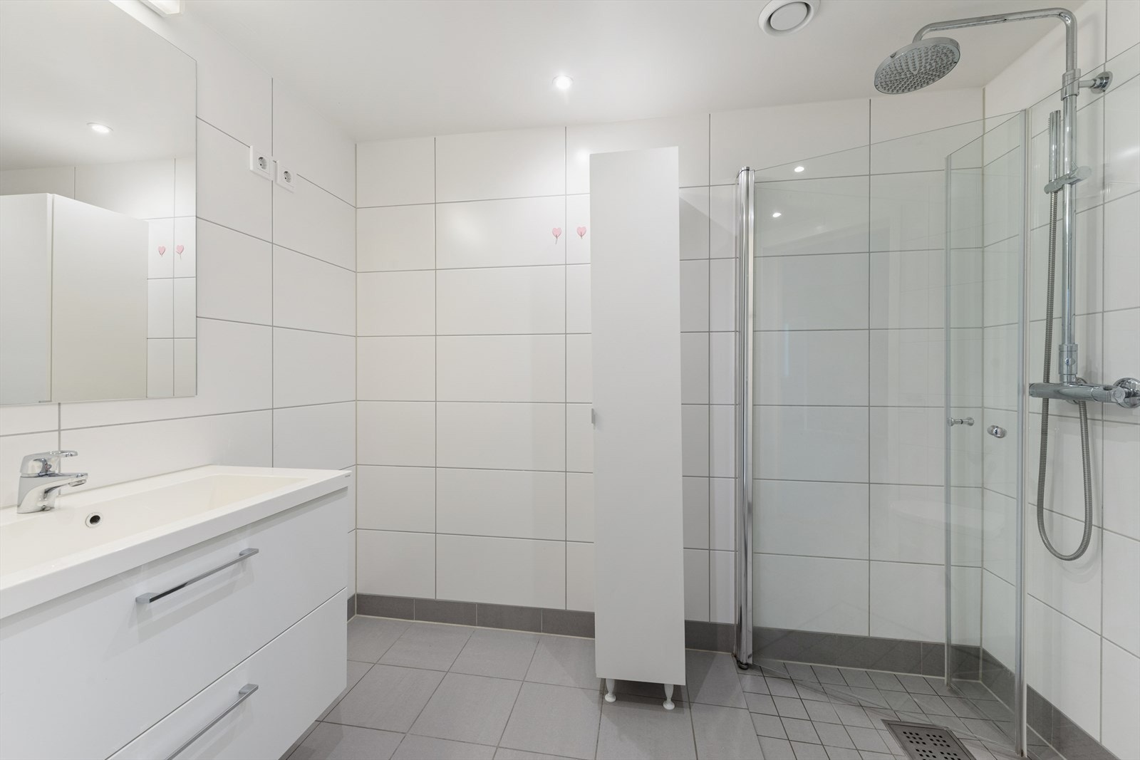 Flott bad fra 2017 med varmekabler og opplegg for vaskemaskin. Galleribilde