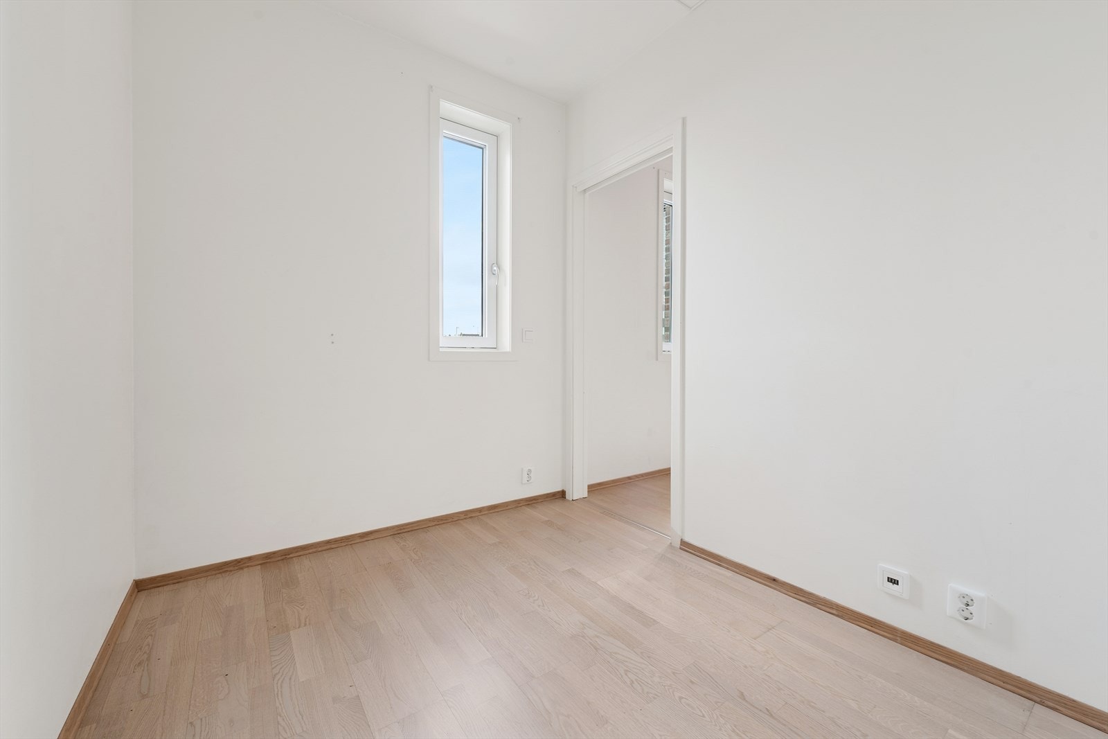 Her er det plass til seng med nattbord, samt annet ønskelig soveromsmøblement. Galleribilde