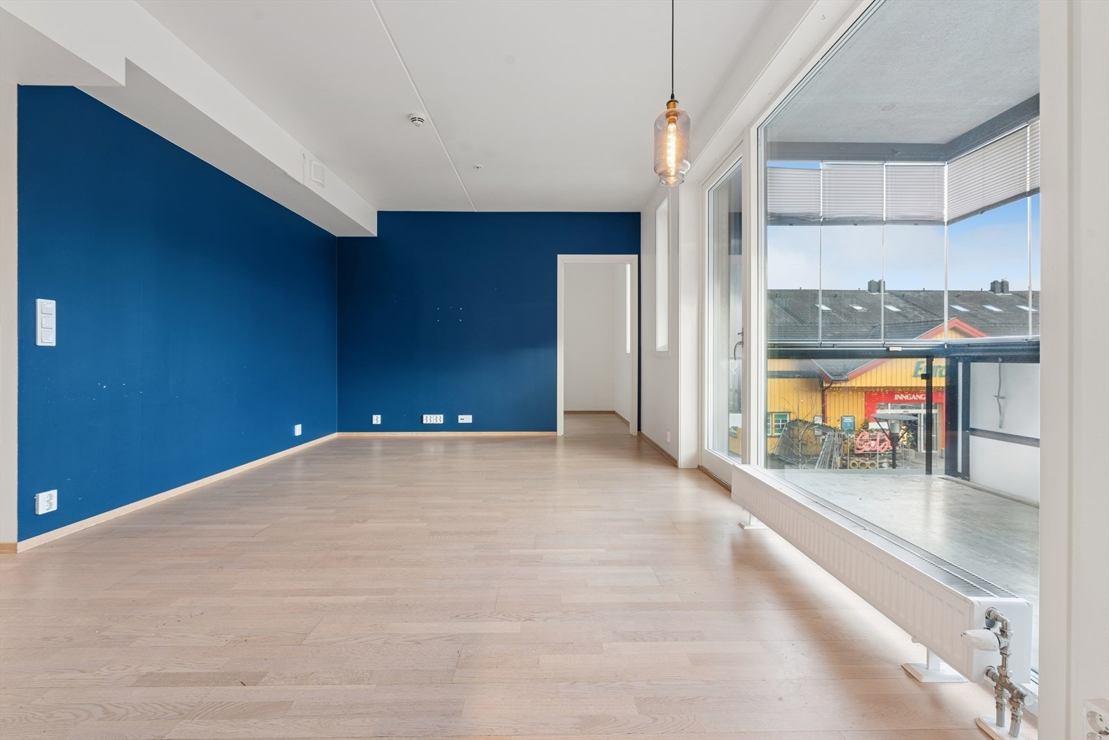 Her er det god plass til mediebenk, sofagruppe og bord. Galleribilde