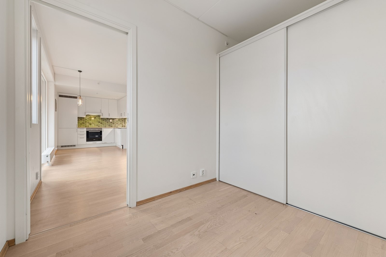 Soverommet er praktisk utformet og byr på en romslig skyvedørsgarderobe som gir svært god oppbevaringsplass. Galleribilde