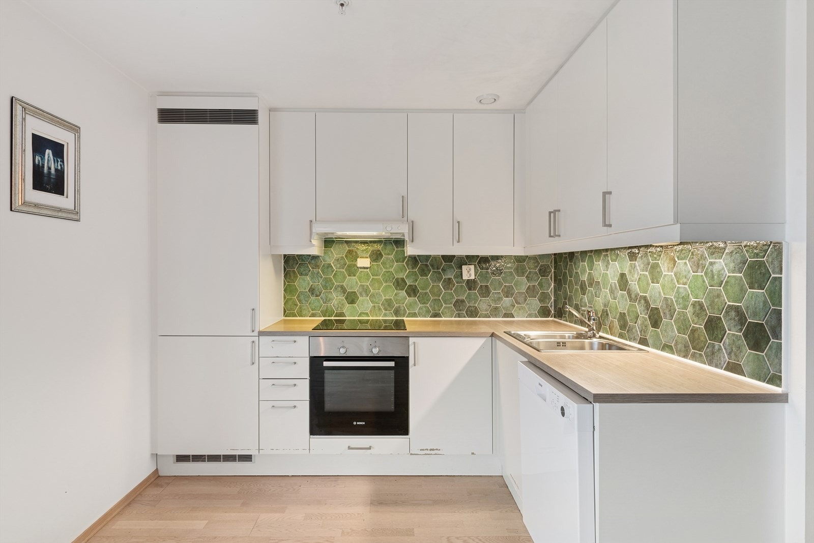 Kjøkkenet er funksjonelt utformet med gode arbeidsforhold samt skap- og benkeplass. Galleribilde