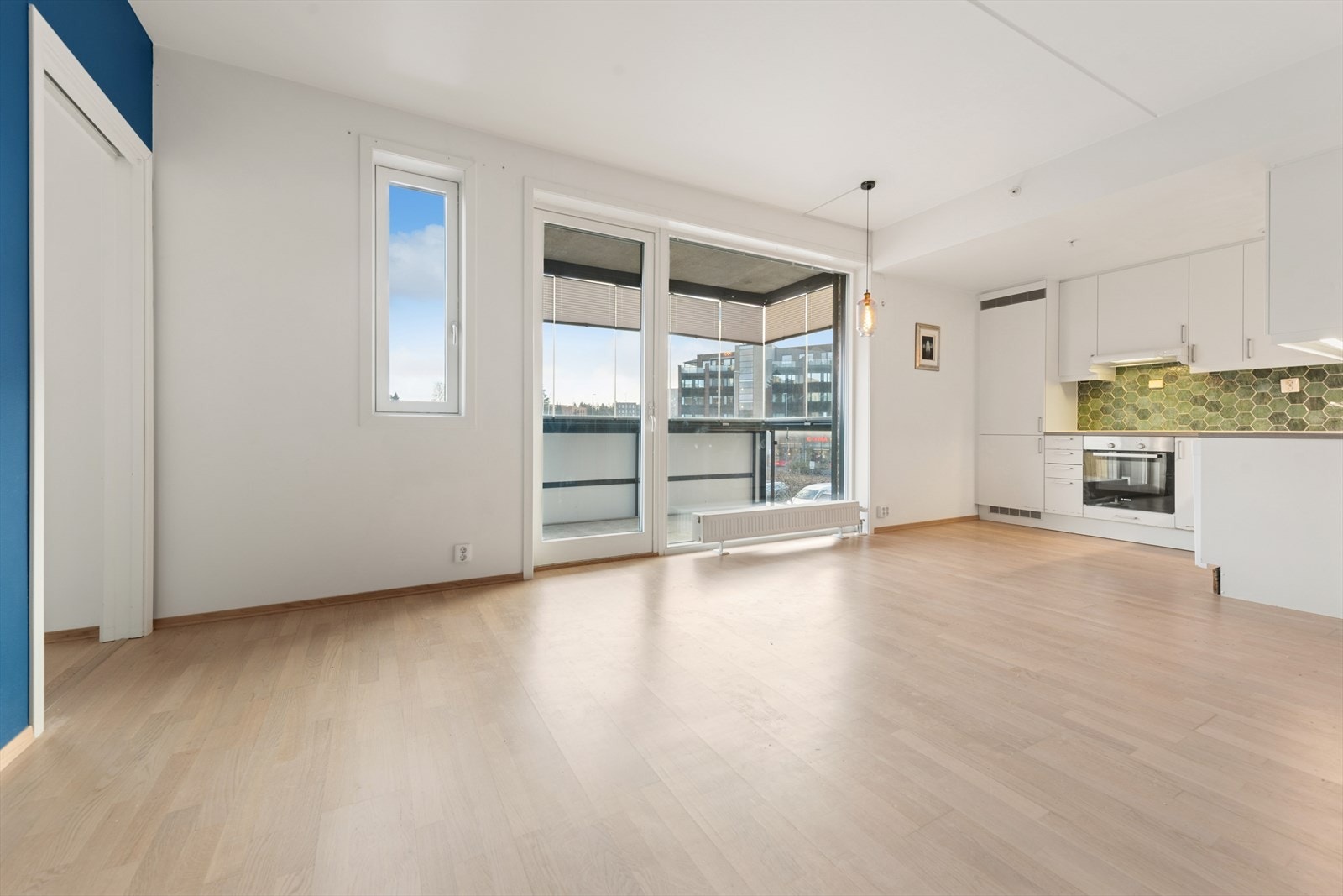 De store vindusflatene slipper inn rikelig med naturlig lys, som gir en god atmosfære i leiligheten. Galleribilde