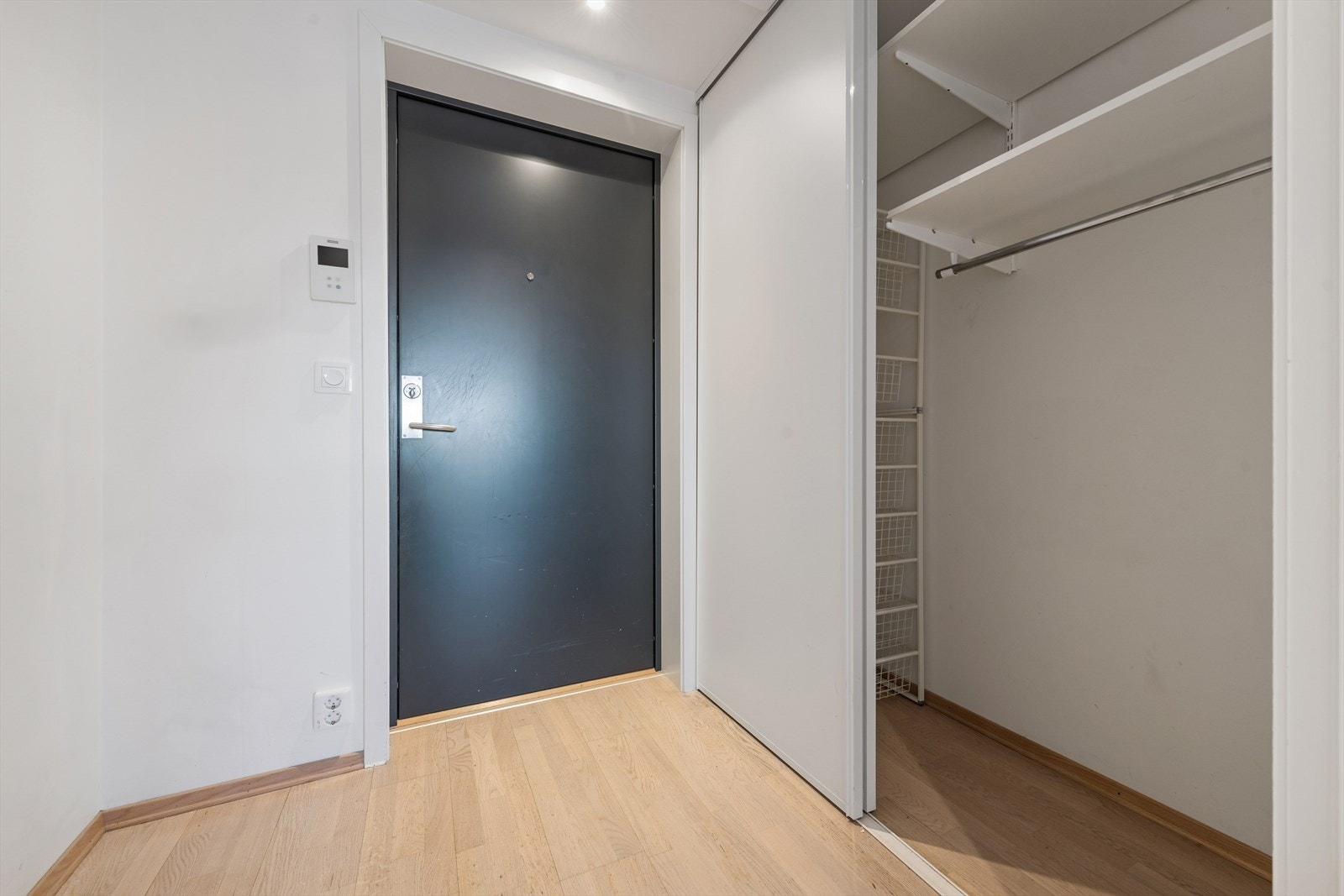 Her er det god plass til å sette fra deg sko og henge fra deg yttertøy. Galleribilde