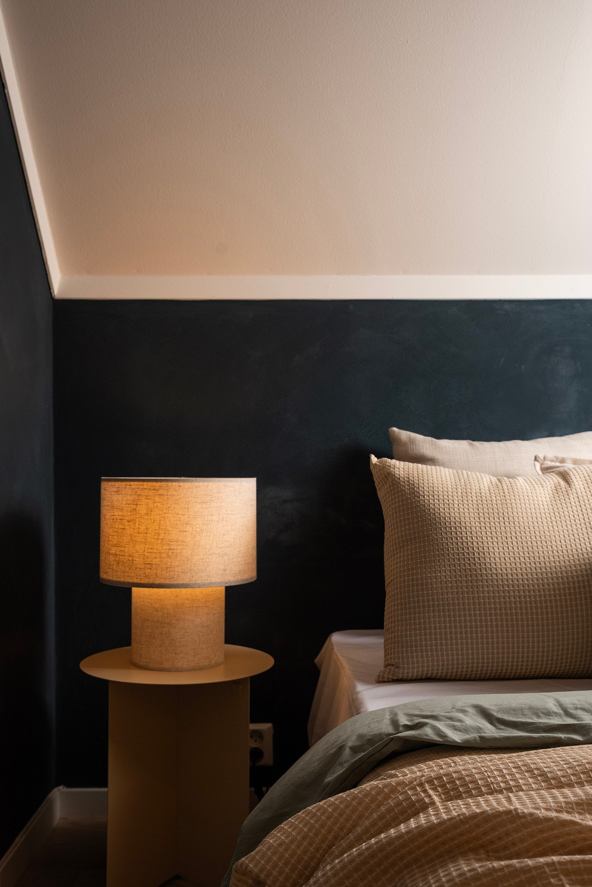 Leiligheten har en gjennomført stil med lune farger, harmonisk balansert med moderne, mørke detaljer Galleribilde