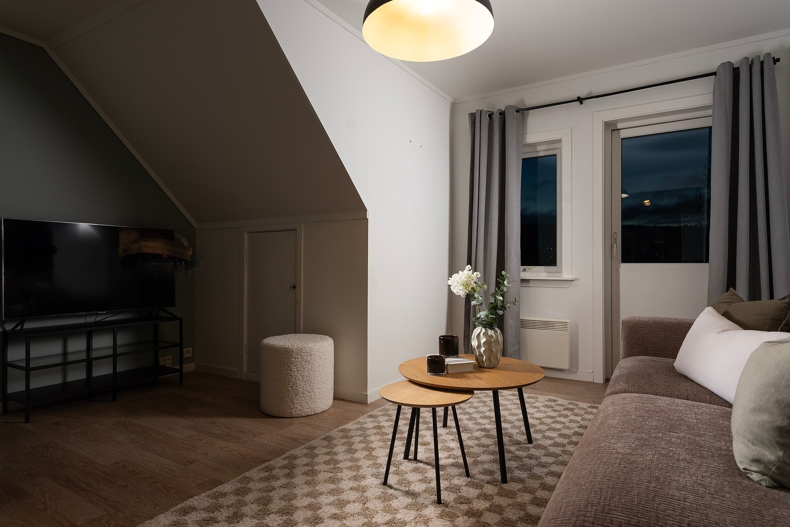 Ved skråtaket i stuen har du muligheter for ekstra hyller og tv-område Galleribilde