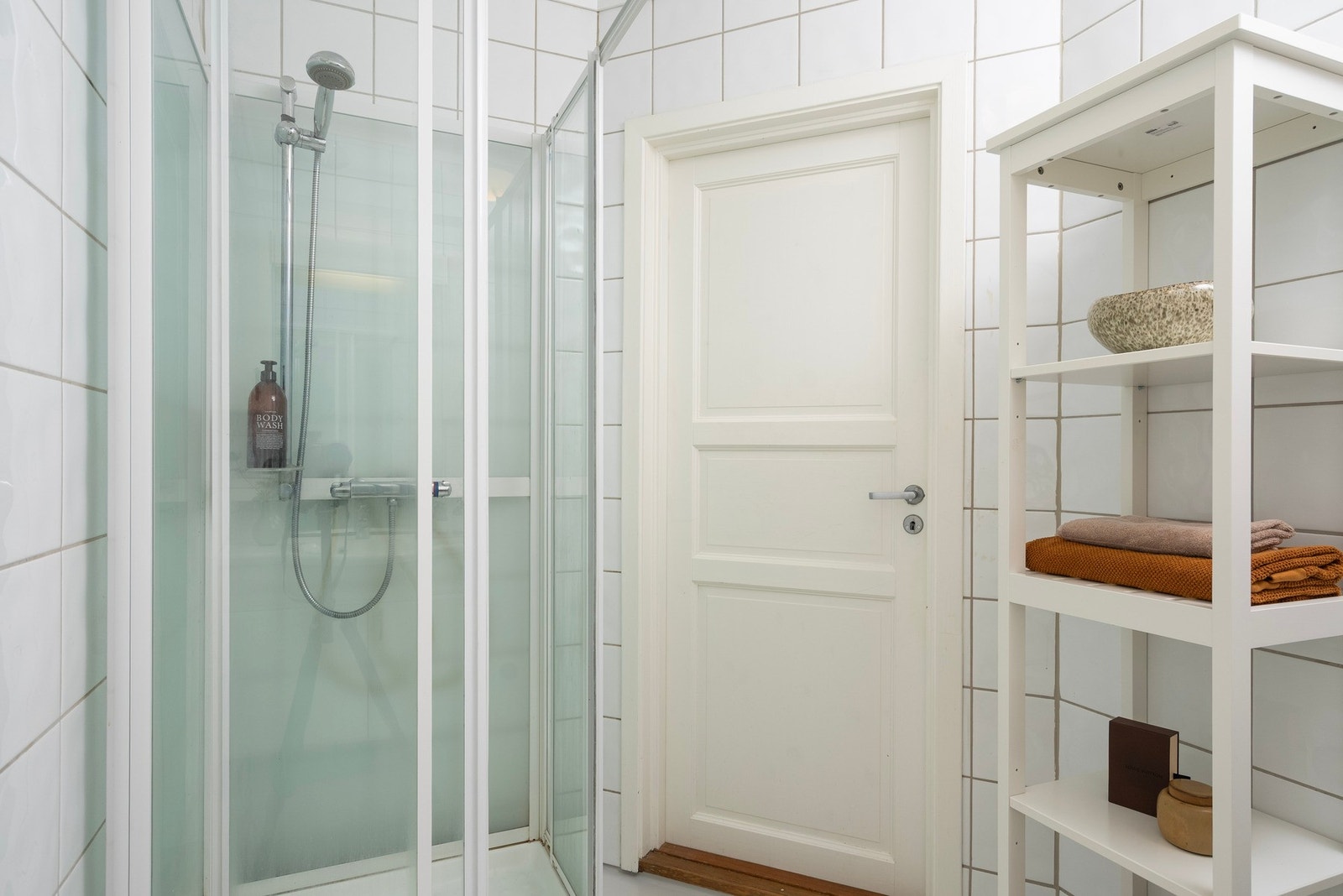 På badet har du opplegg til vaskemaskin, toalett, servant i innredning og dusjkabinett - alt du måtte trenge med adkomst fra soverommet Galleribilde