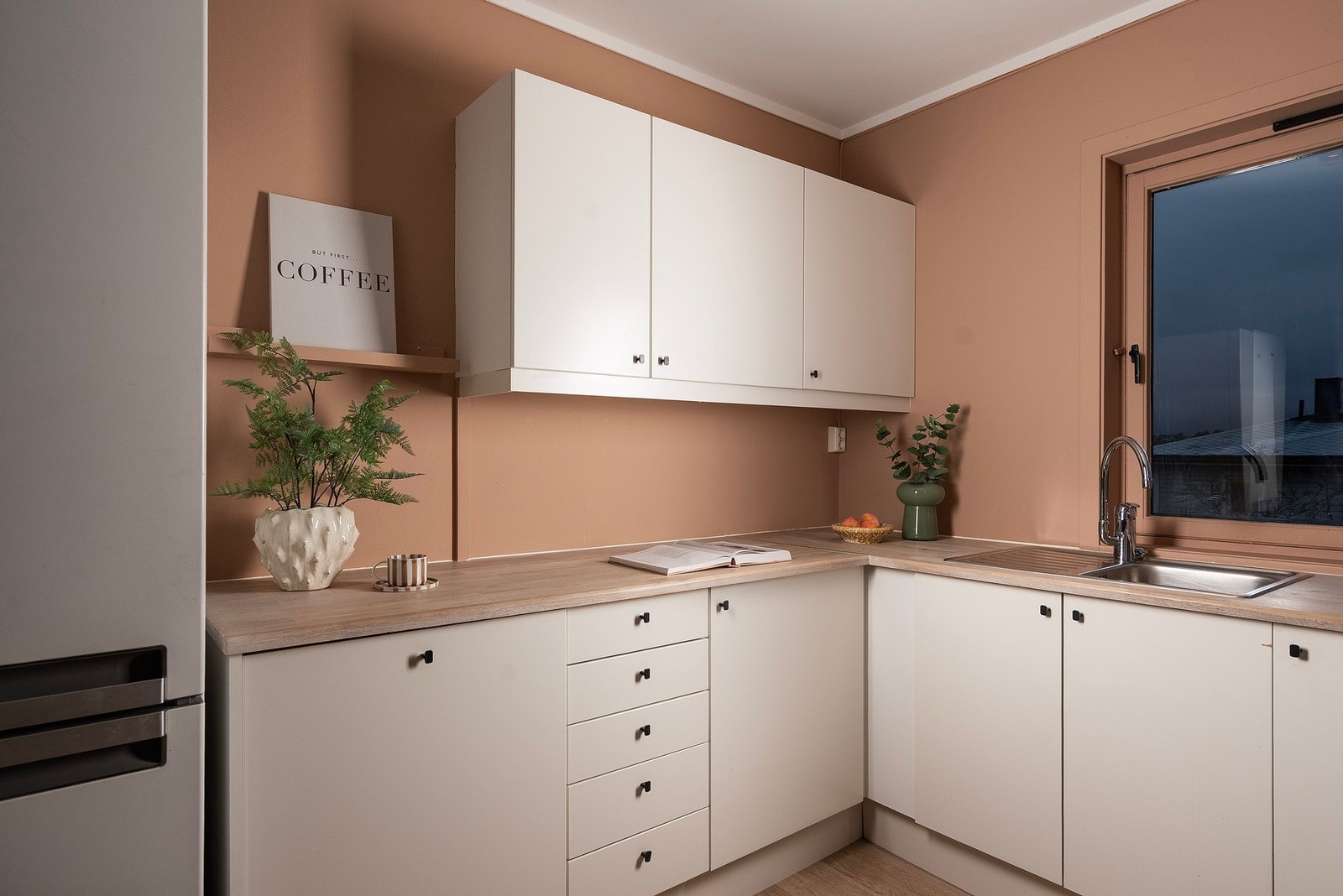 Her har du god skap- og skuffplass for ryddig oppbevaring- kjøkkenbenken står i stil til det lyse gulvet og gir et helhetlig uttrykk Galleribilde