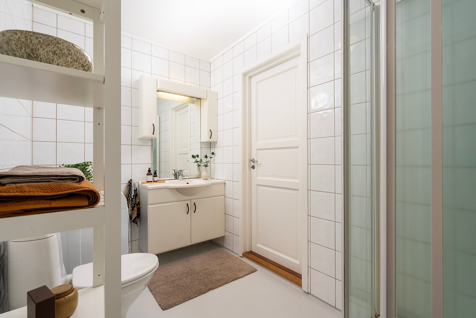 Badet har en god størrelse med mulighet for ekstra oppbevaringshyller i tillegg til skapene rundt servant og speil Galleribilde