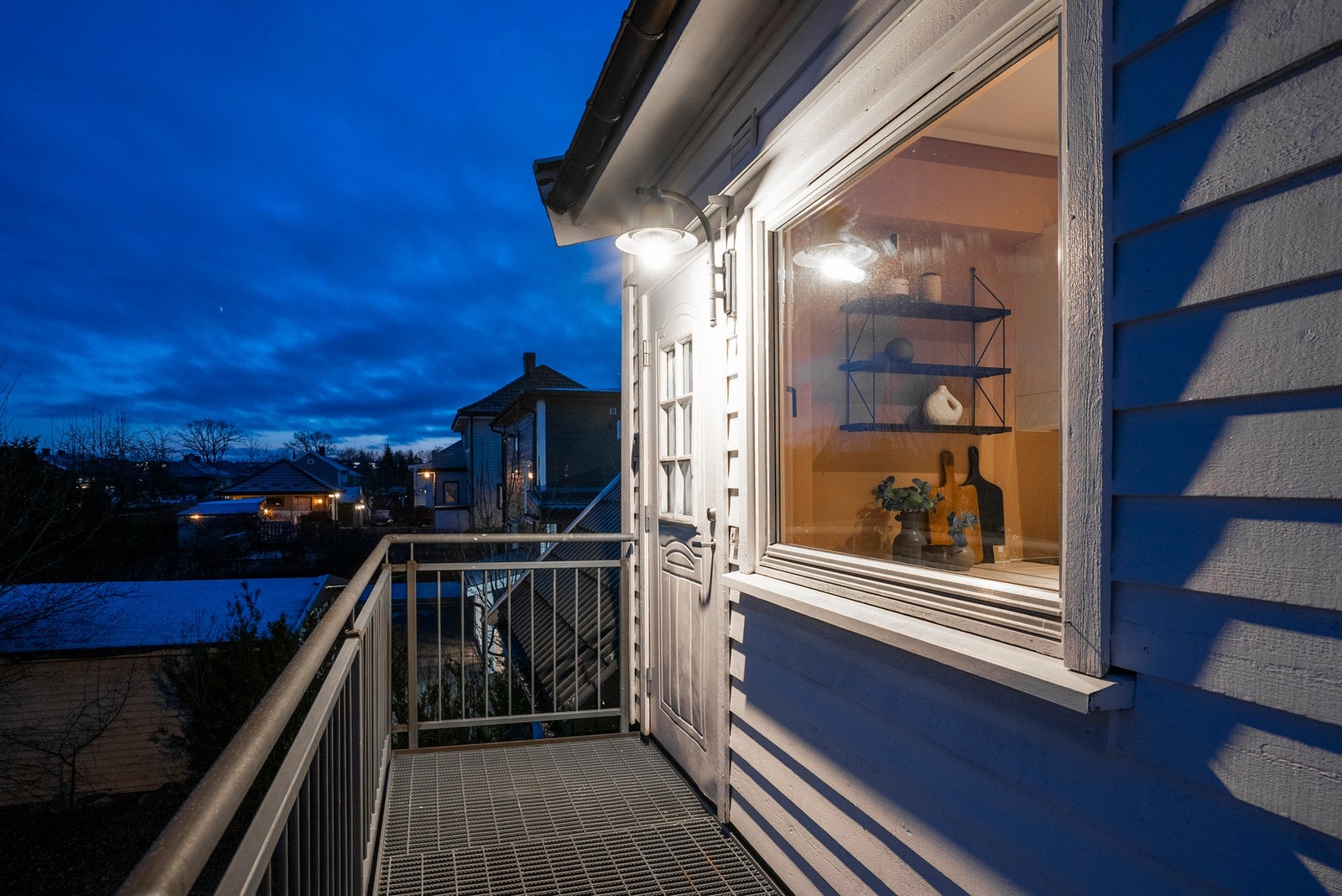 Boligen har adkomst via utvendig trapp - Velkommen inn! Galleribilde