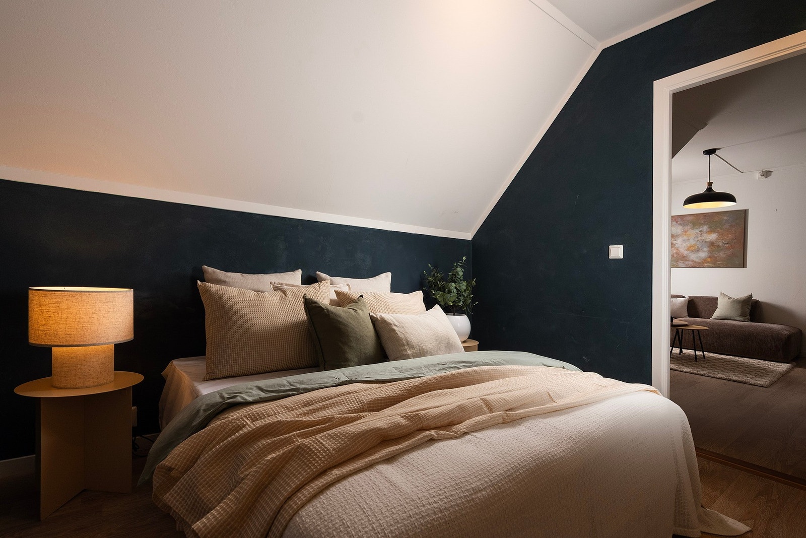 Innenfor stuen finner du boligens soverom i samme varme og lune fargetone som resten av leiligheten Galleribilde