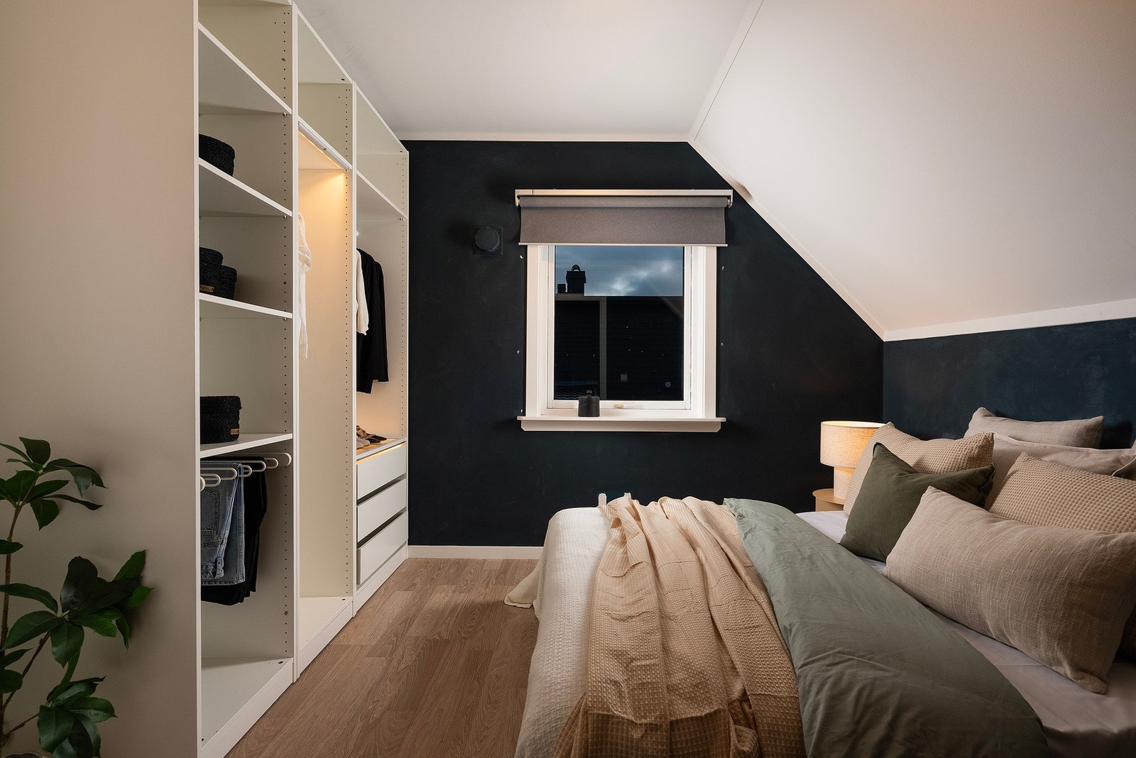 De mørke veggene skaper en lun og avslappende atmosfære - perfekt for en god natts søvn Galleribilde