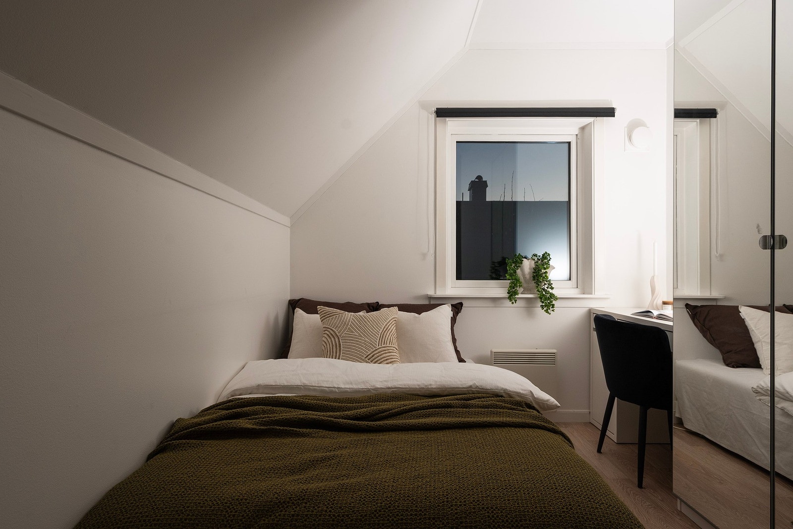 Innvendig bod i leiligheten er innredet som soverom, men ikke godkjent for varig opphold Galleribilde