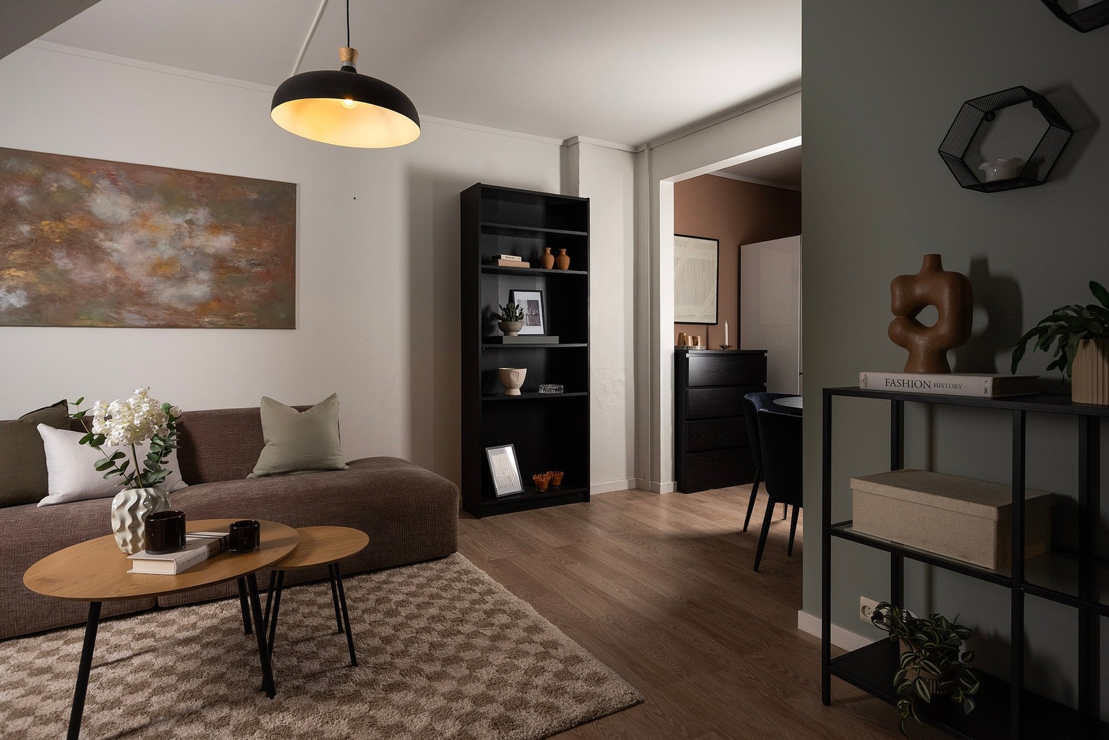 I stuen er det valgt lyse farger som åpner opp rommet og gjør at du med enkelhet kan tilføre din egen personlige stil Galleribilde