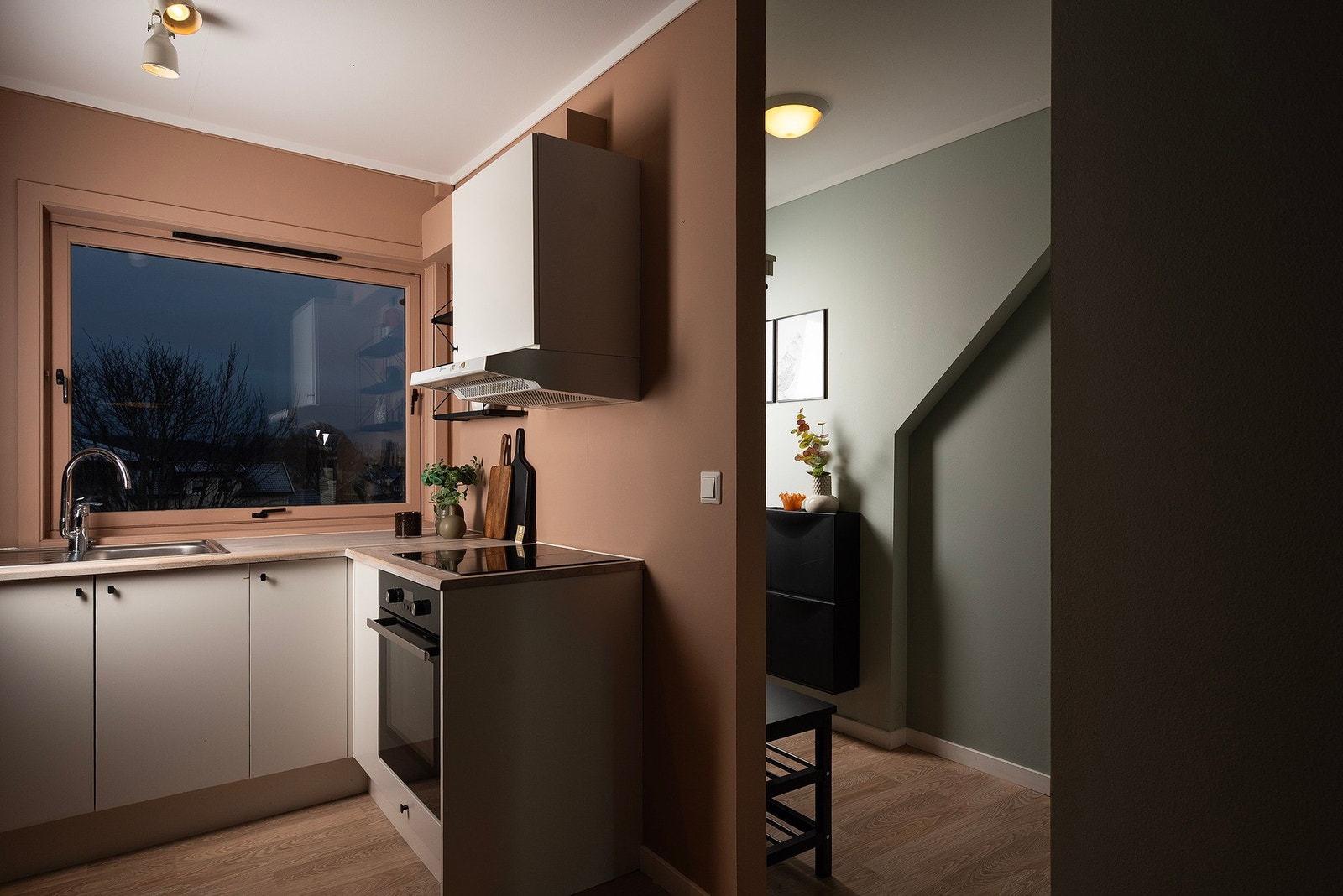 Ulike fargevalg i de forskjellige rommene skaper en naturlig rominndeling og et tydelig skille mellom sonene Galleribilde