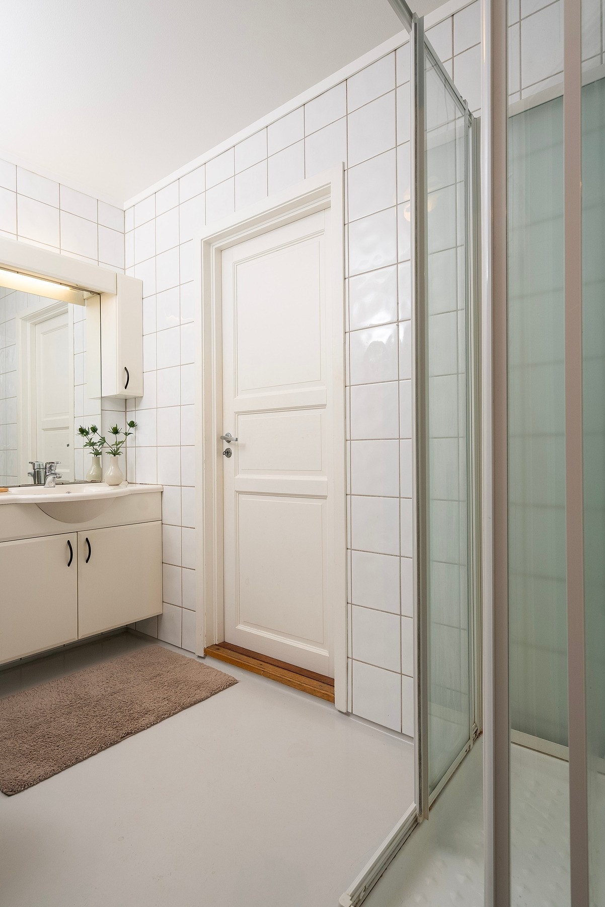 Badet har adkomst fra soverommet, og har flislagte vegger og varmekabler i gulvet Galleribilde