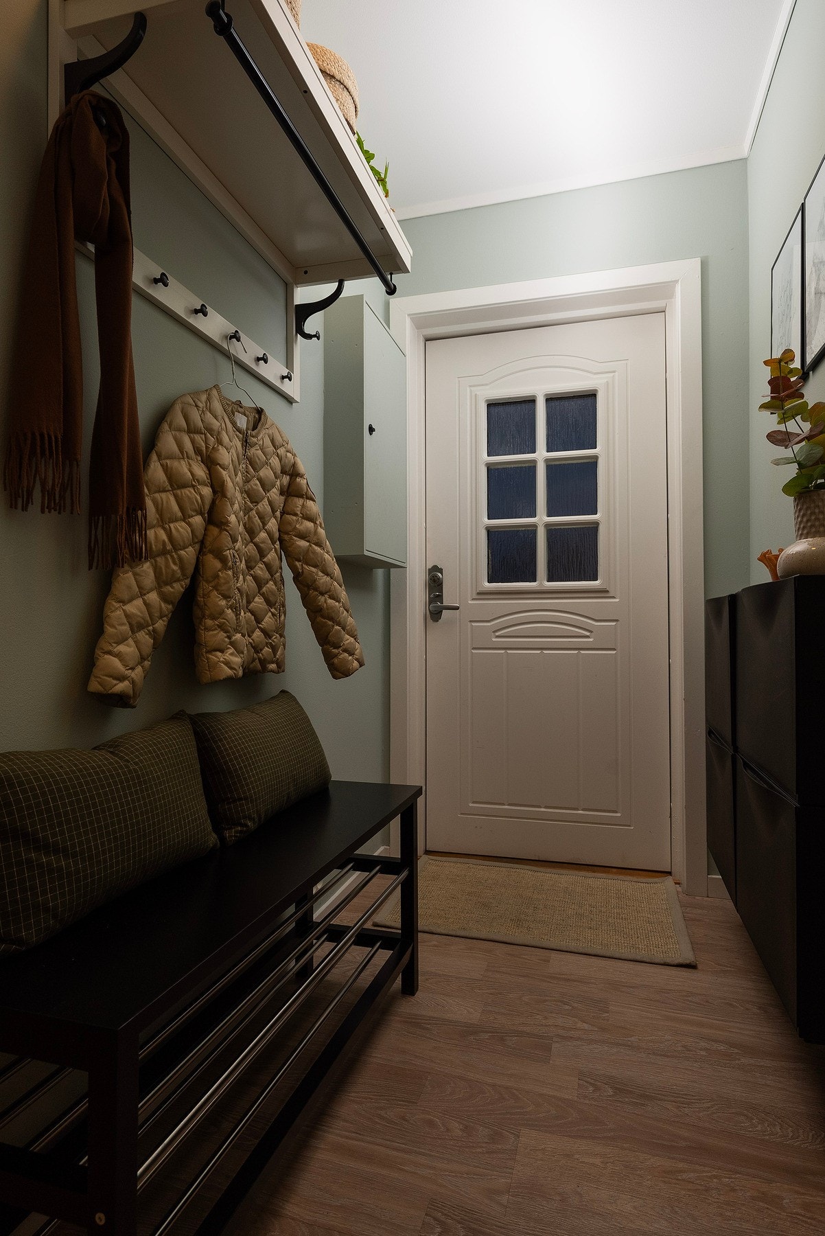 Fra du kommer innenfor ytterdøren gir smarte og moderne fargevalg en lun følelsen i leiligheten Galleribilde