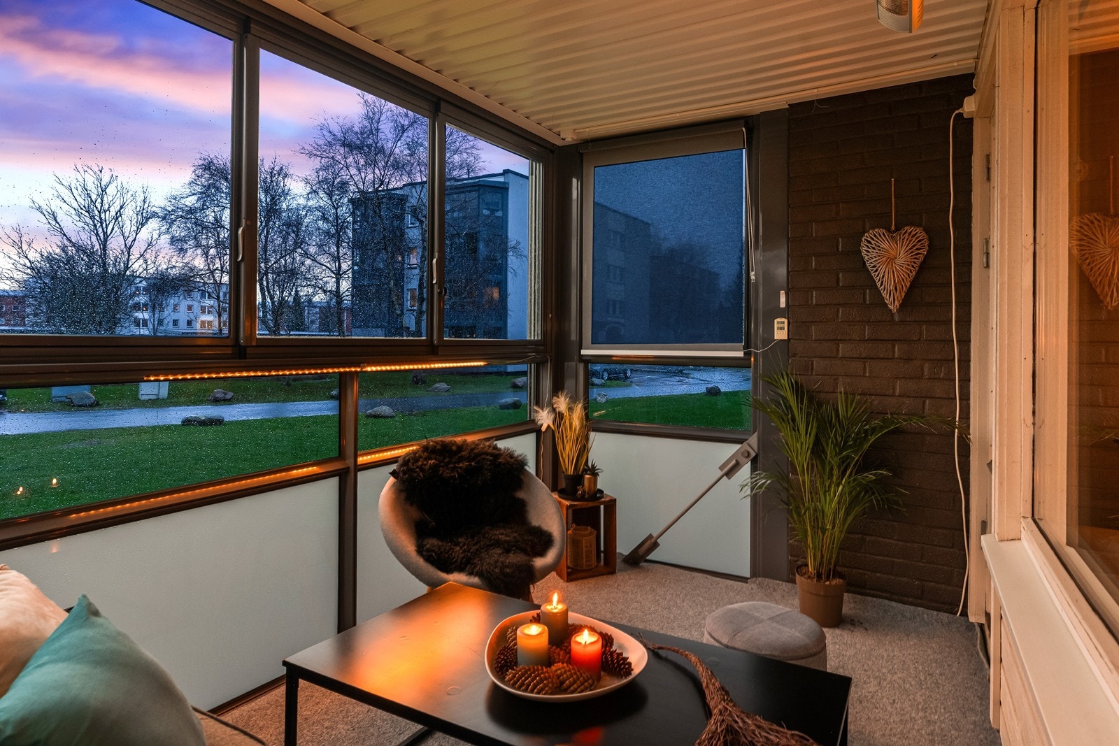 Balkongene i borettslaget ble byttet i 2022 og har løsning der du kan skyve glassfeltene til siden. Galleribilde