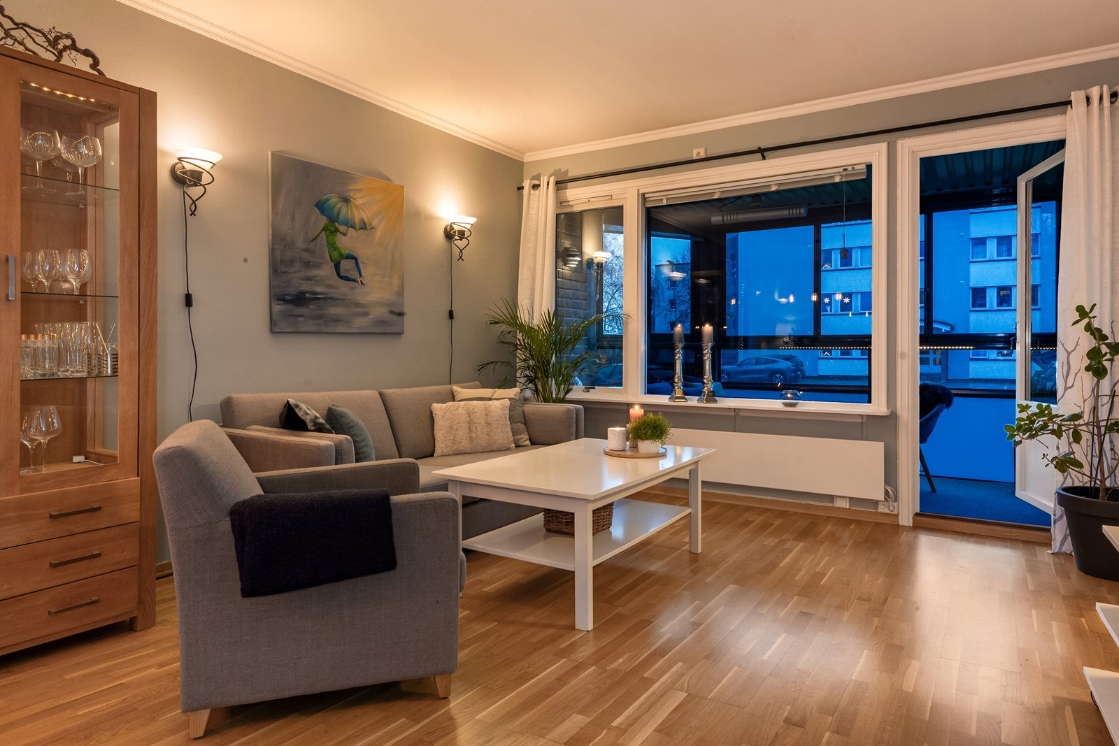 Fra stuen er det direkte utgang til den innglassede balkongen. Galleribilde