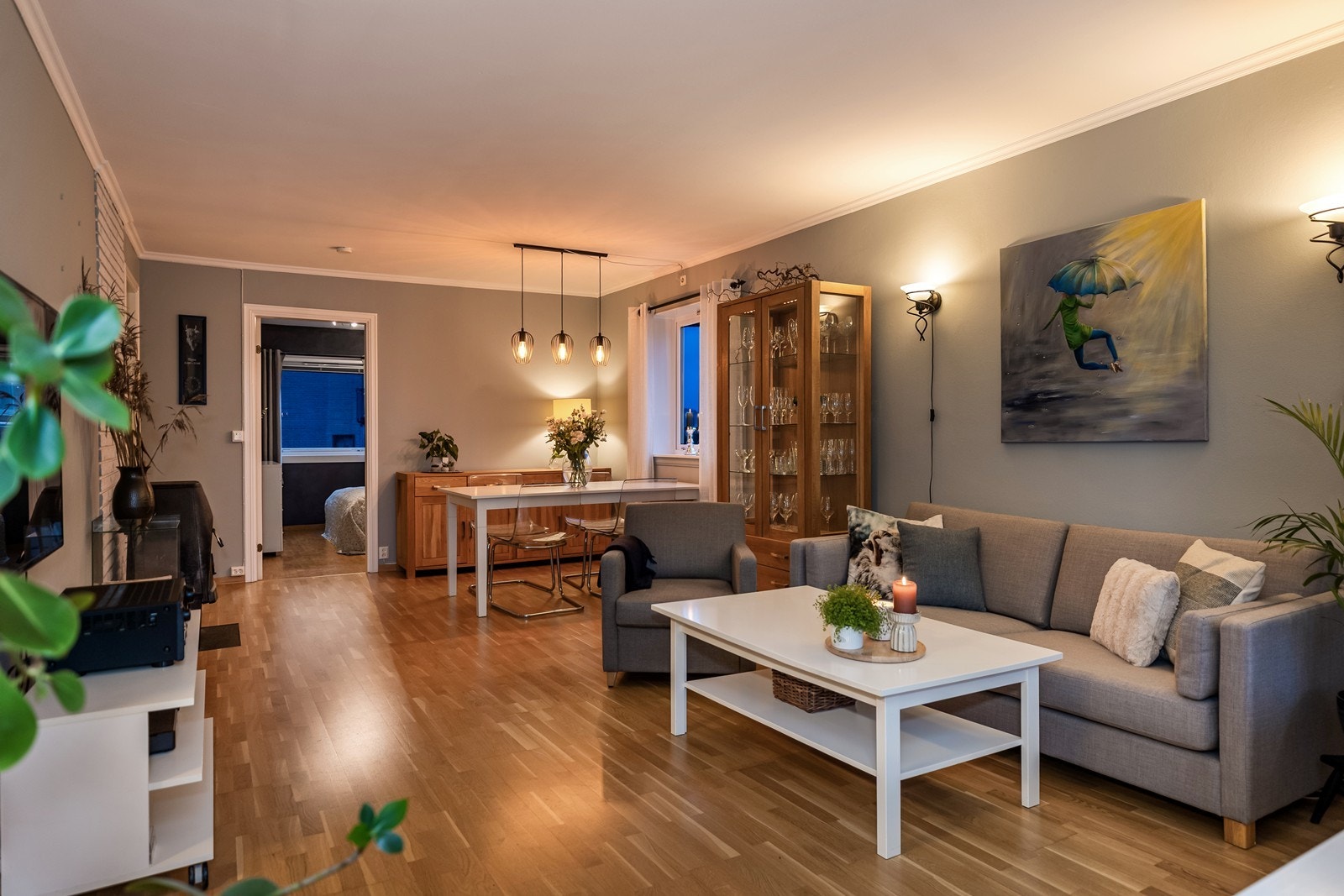 Det er lagt varmefolie under parketten i stuen. Det er praktisk for en bolig i 1. etasje. Galleribilde