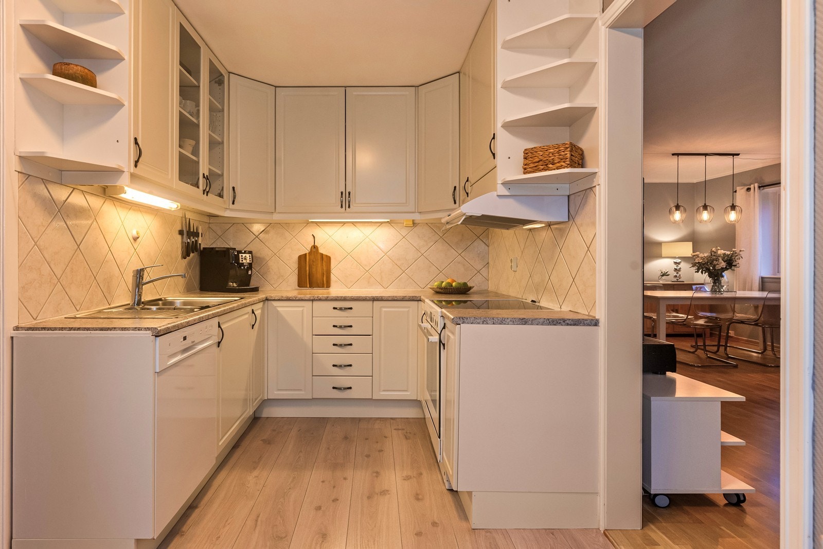 Kjøkkenet har en praktisk innredning med profilerte fronter og gode arbeidsflater. Galleribilde